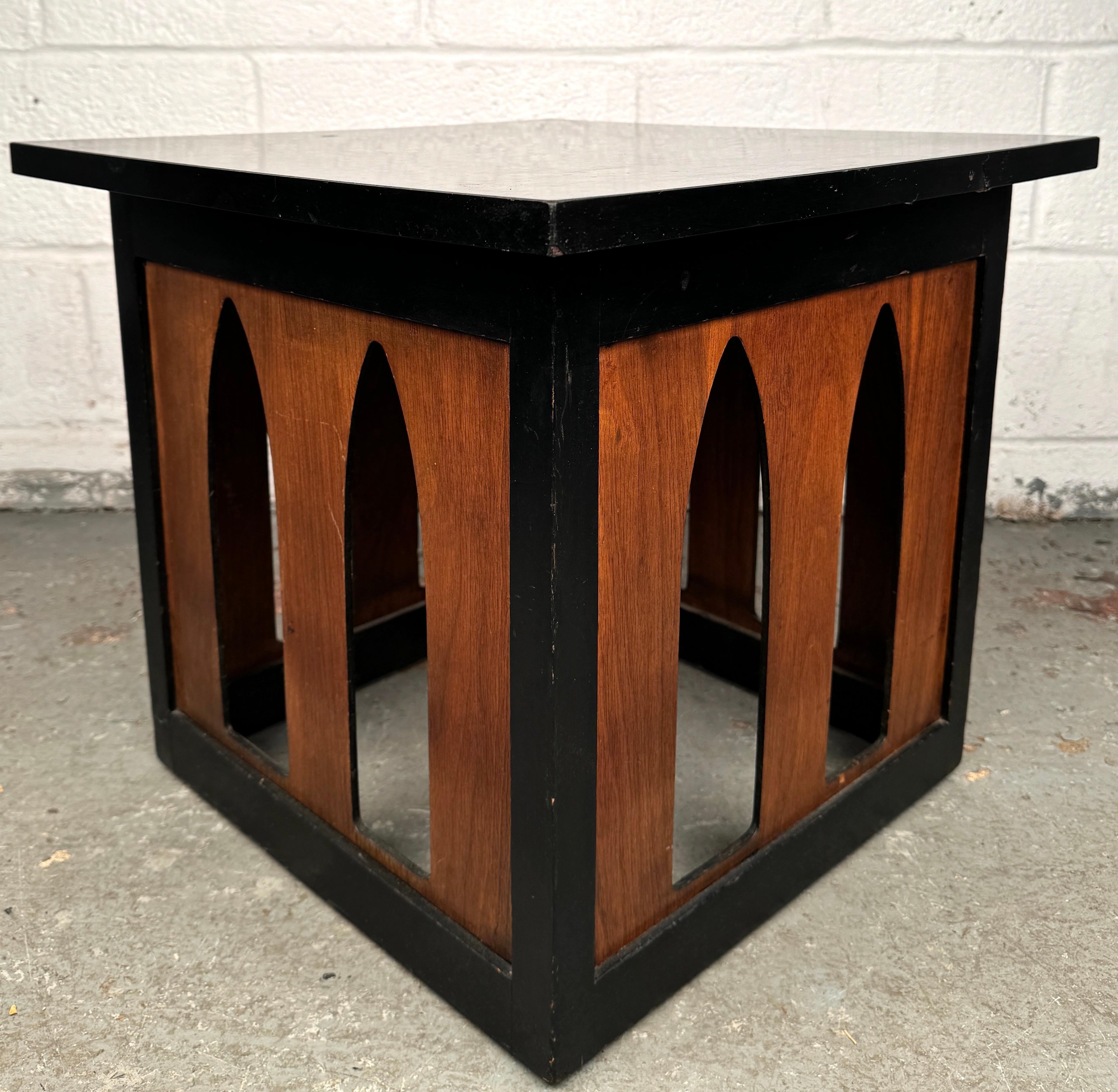 Beautiful Mid-Century Laminate Side Table In Good Condition For Sale In Brooklyn, NY