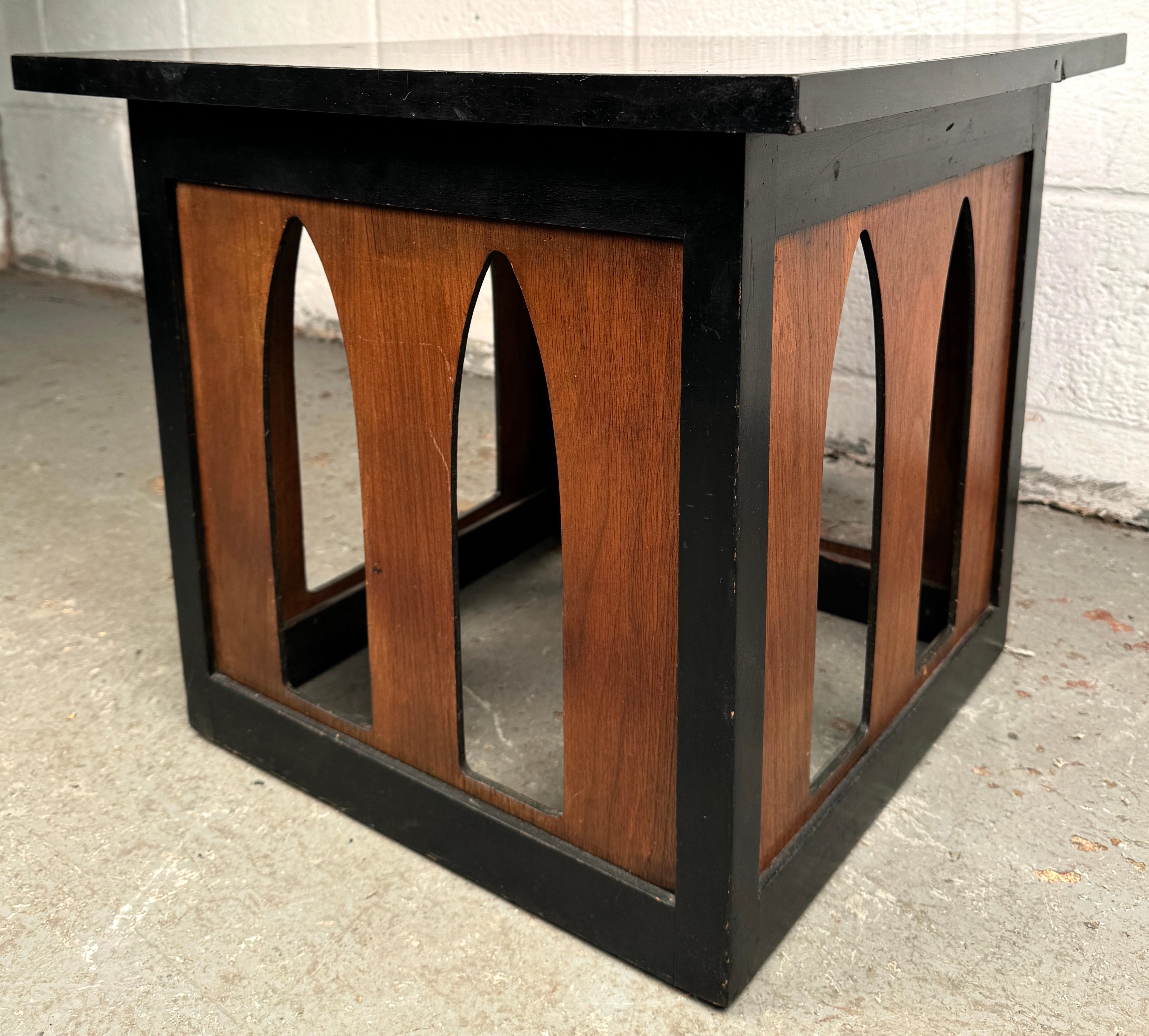 Beautiful Mid-Century Laminate Side Table For Sale 1