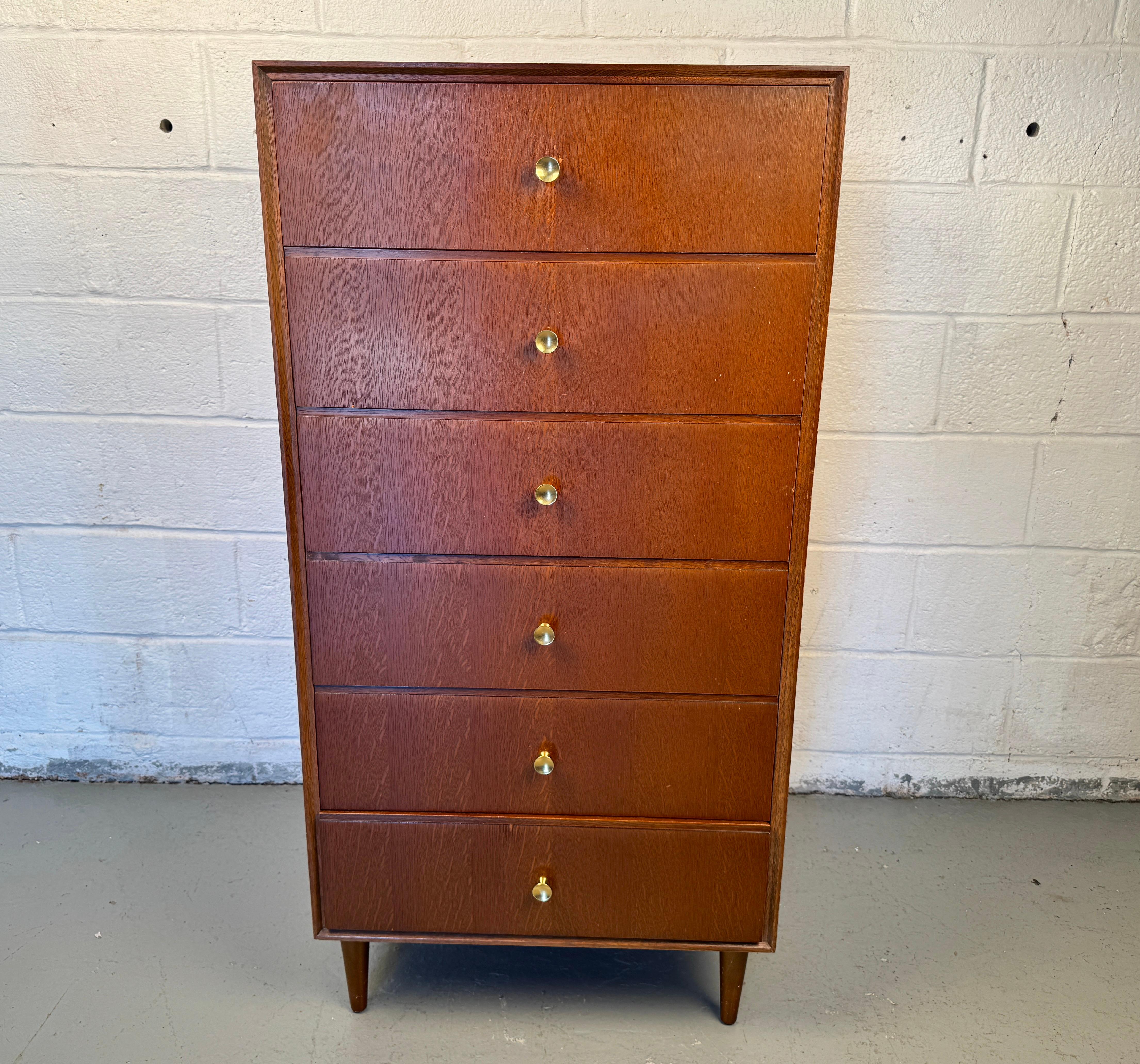 Eleva il tuo spazio con questa cassapanca in teak della metà del secolo scorso, un mix senza tempo di design scandinavo e praticità.

Si prega di confermare la posizione del venditore (NY o NJ).