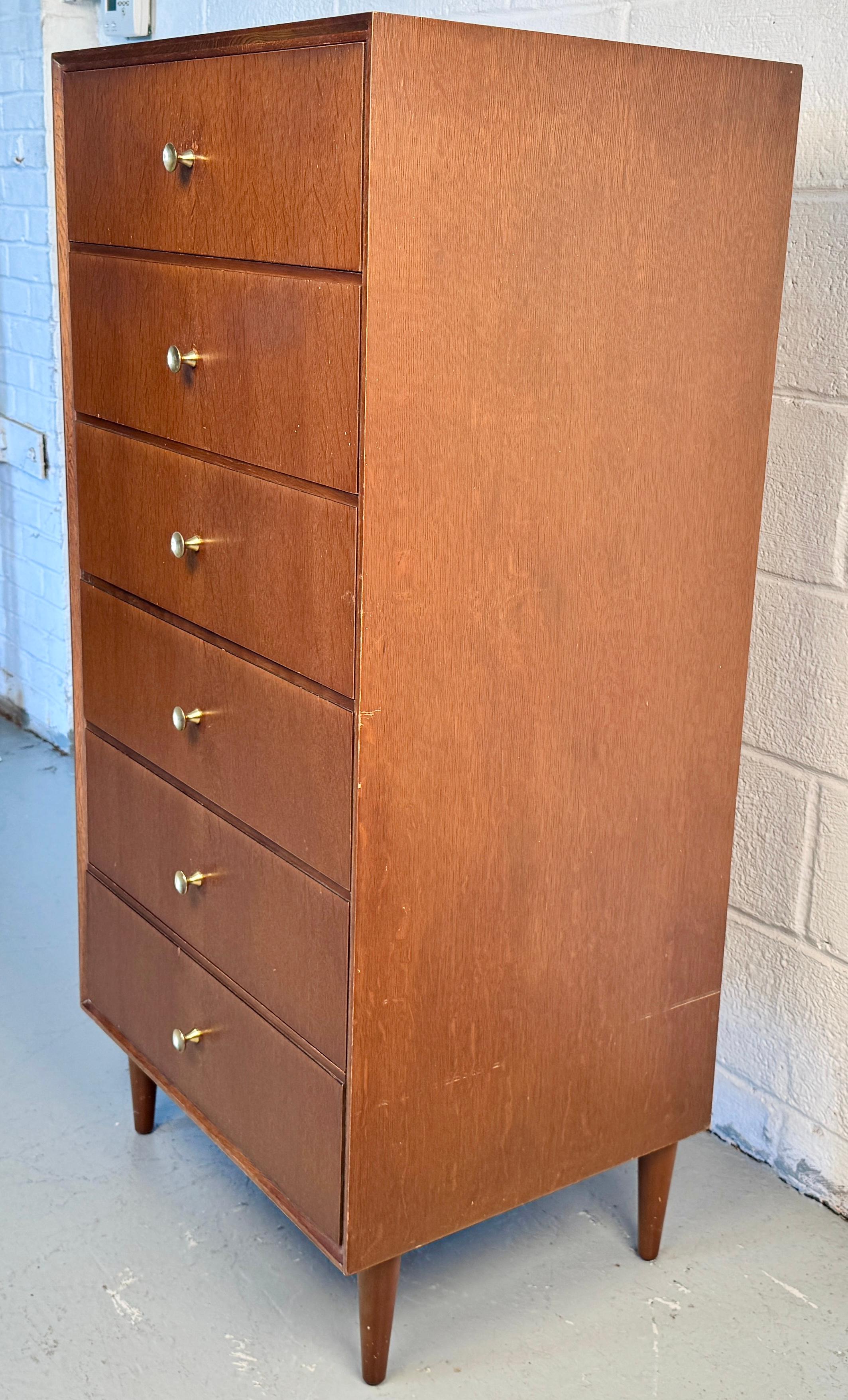 Mid-Century moderno Bellissima cassapanca in lino di metà secolo in vendita