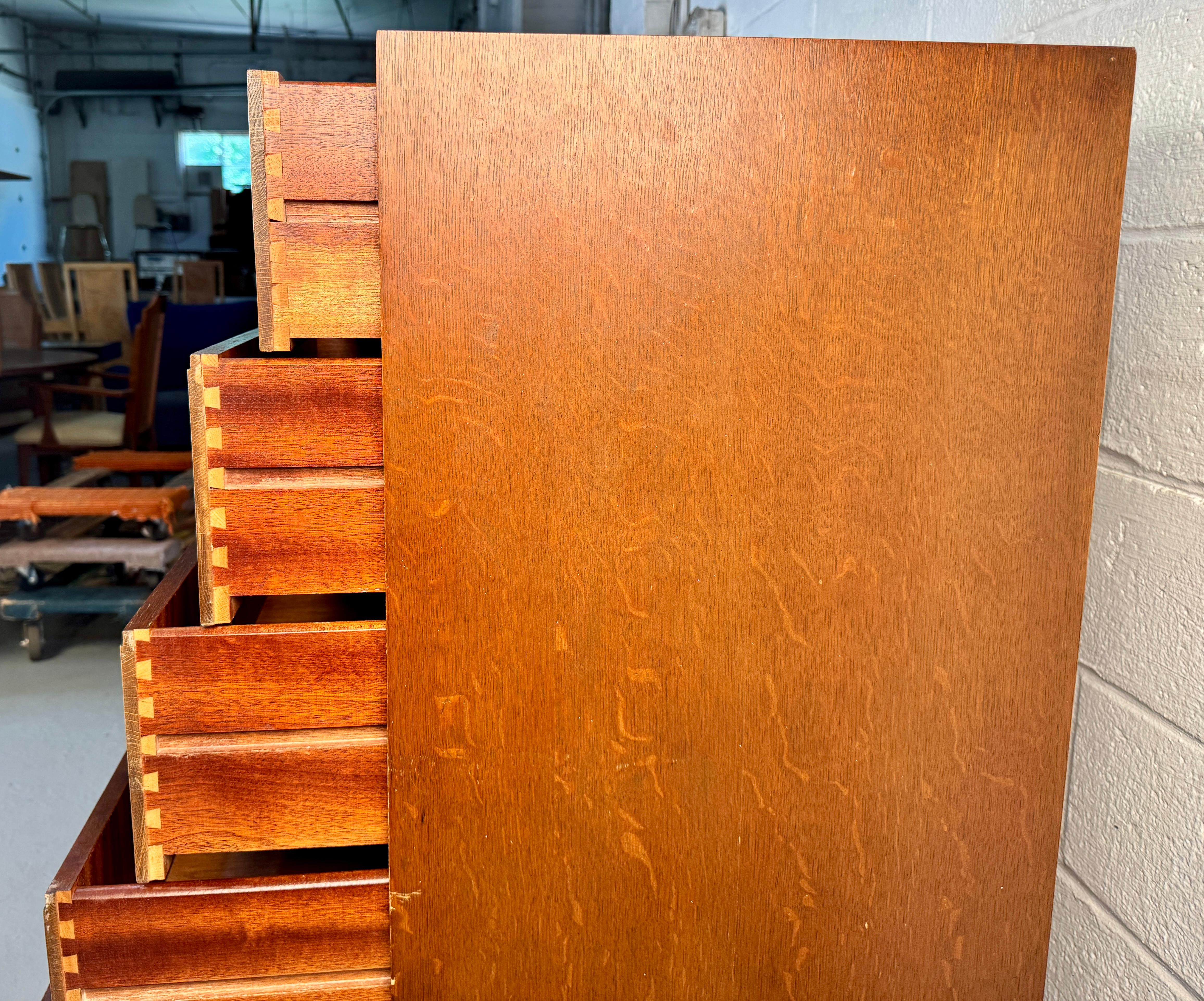 Legno Bellissima cassapanca in lino di metà secolo in vendita