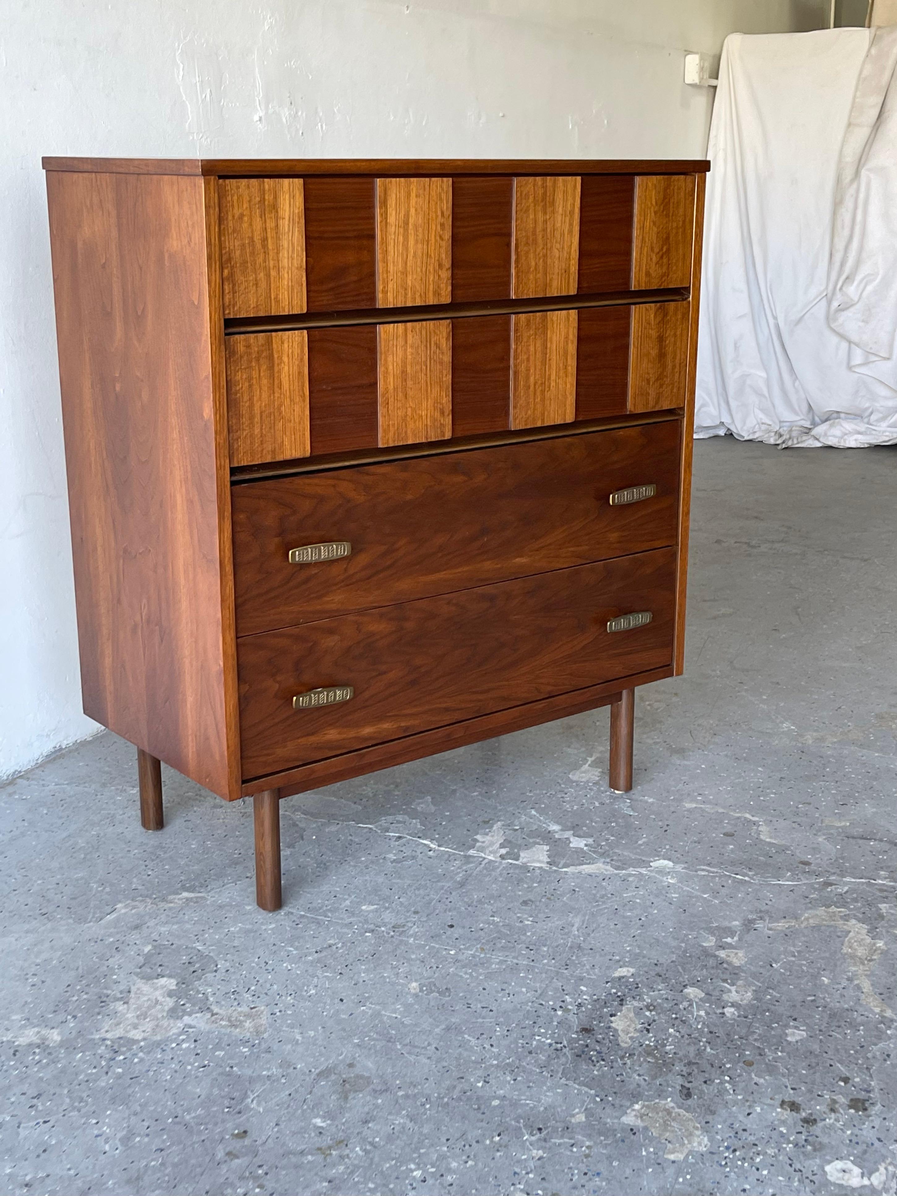 Beautiful Mid-Century Modern Bassett High-Boy Dresser In Good Condition For Sale In Las Vegas, NV