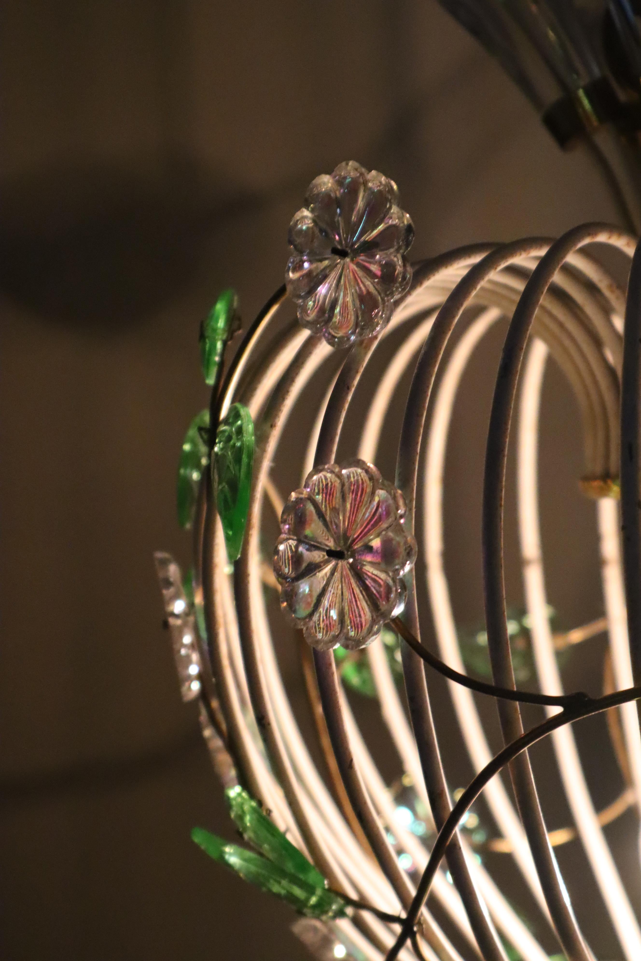 Bellissima lampada a sospensione a gabbia d'uccello moderna di metà secolo con fiori iridescenti del 1950 in vendita 5