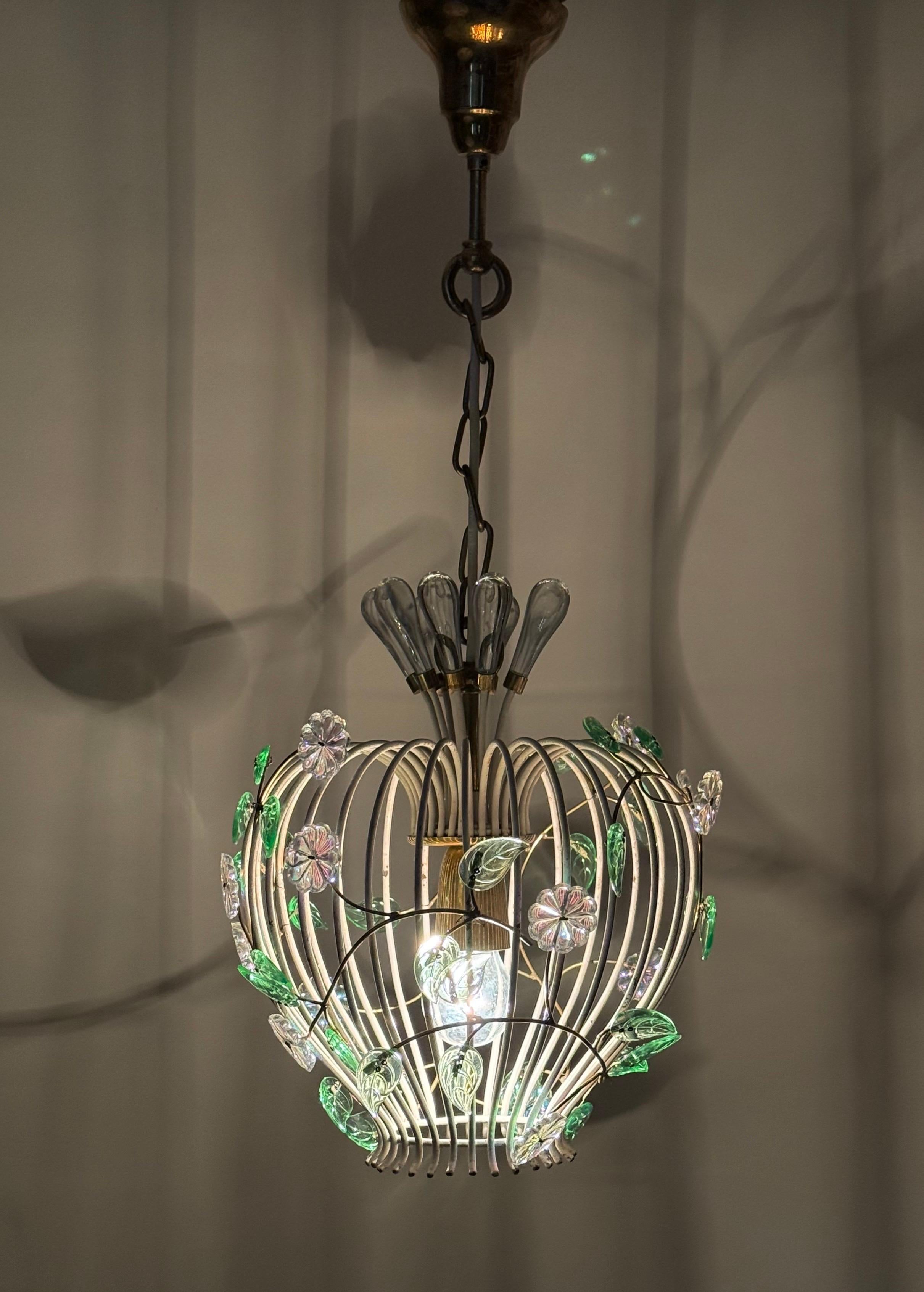 Bellissima lampada a sospensione a gabbia d'uccello moderna di metà secolo con fiori iridescenti del 1950 in vendita 9