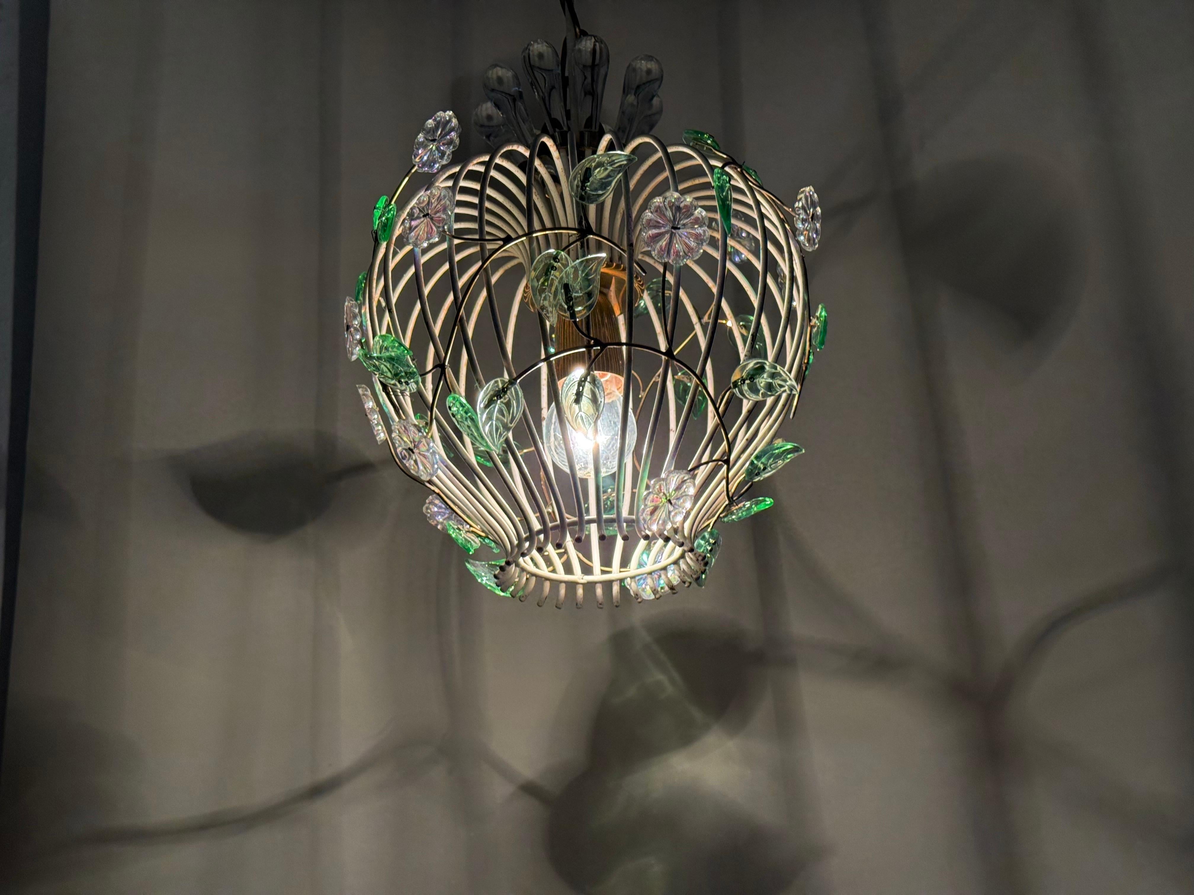 Bellissima lampada a sospensione a gabbia d'uccello moderna di metà secolo con fiori iridescenti del 1950 in vendita 10