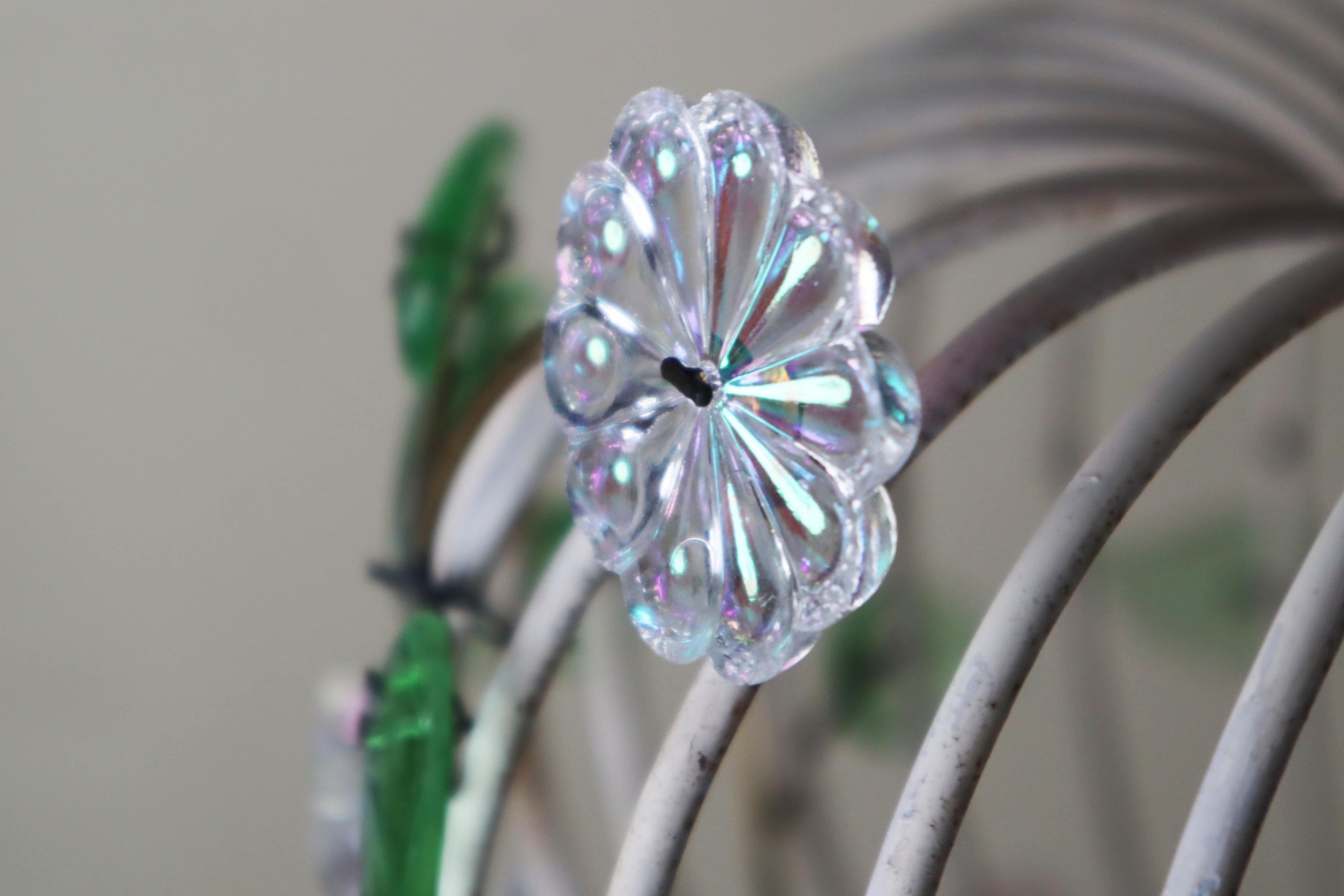 Tedesco Bellissima lampada a sospensione a gabbia d'uccello moderna di metà secolo con fiori iridescenti del 1950 in vendita