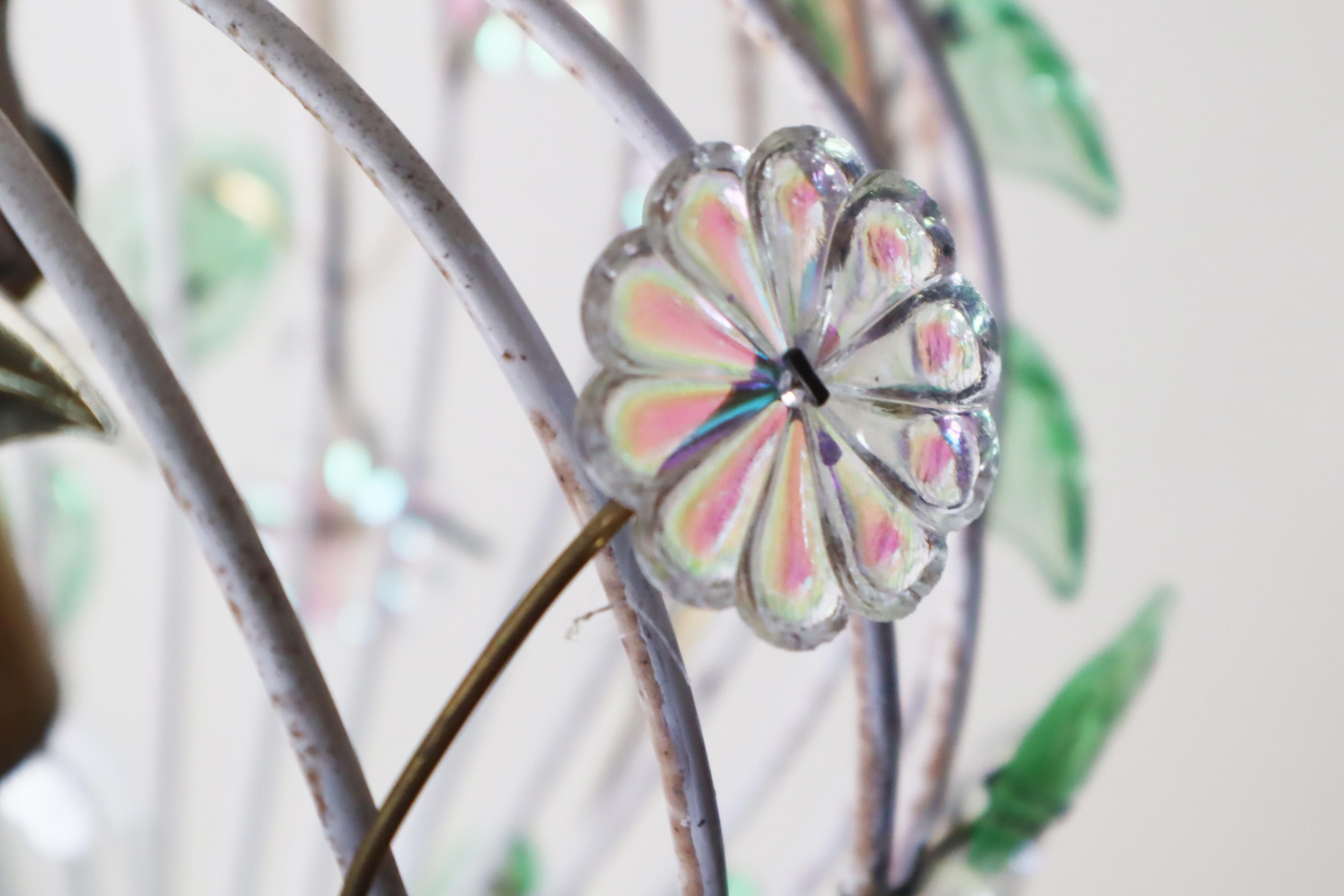 Fatto a mano Bellissima lampada a sospensione a gabbia d'uccello moderna di metà secolo con fiori iridescenti del 1950 in vendita