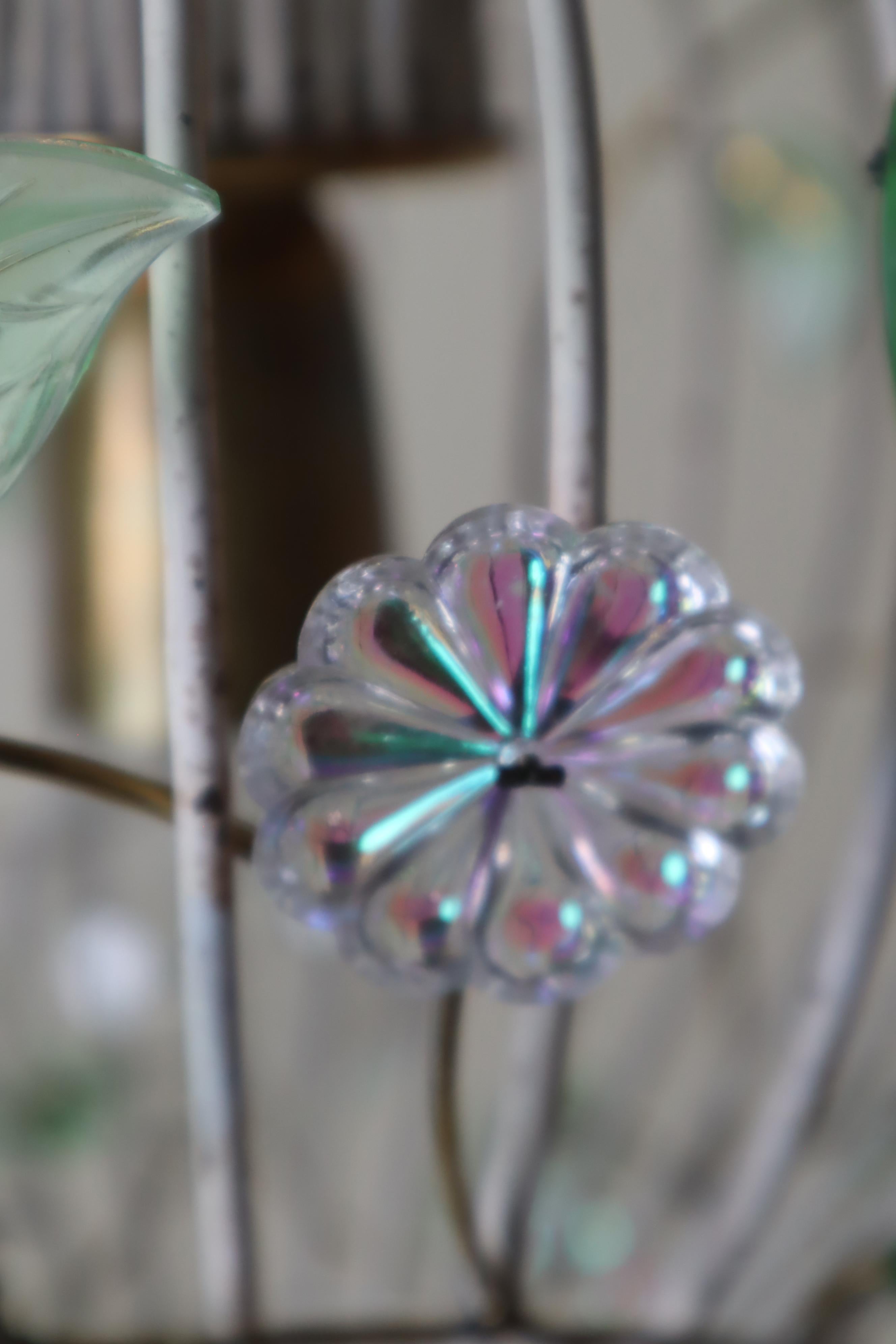 Metà XX secolo Bellissima lampada a sospensione a gabbia d'uccello moderna di metà secolo con fiori iridescenti del 1950 in vendita