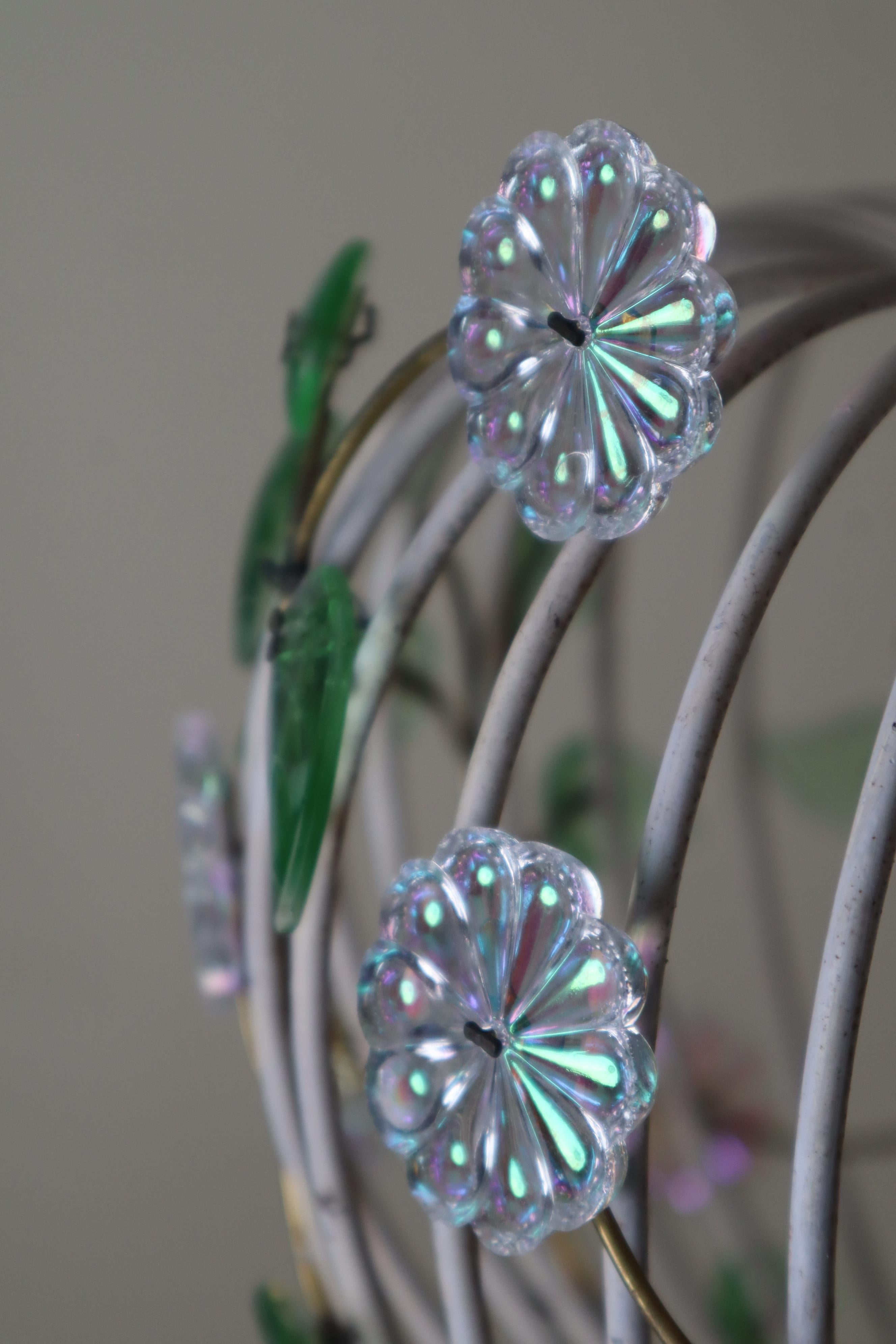 Metallo Bellissima lampada a sospensione a gabbia d'uccello moderna di metà secolo con fiori iridescenti del 1950 in vendita