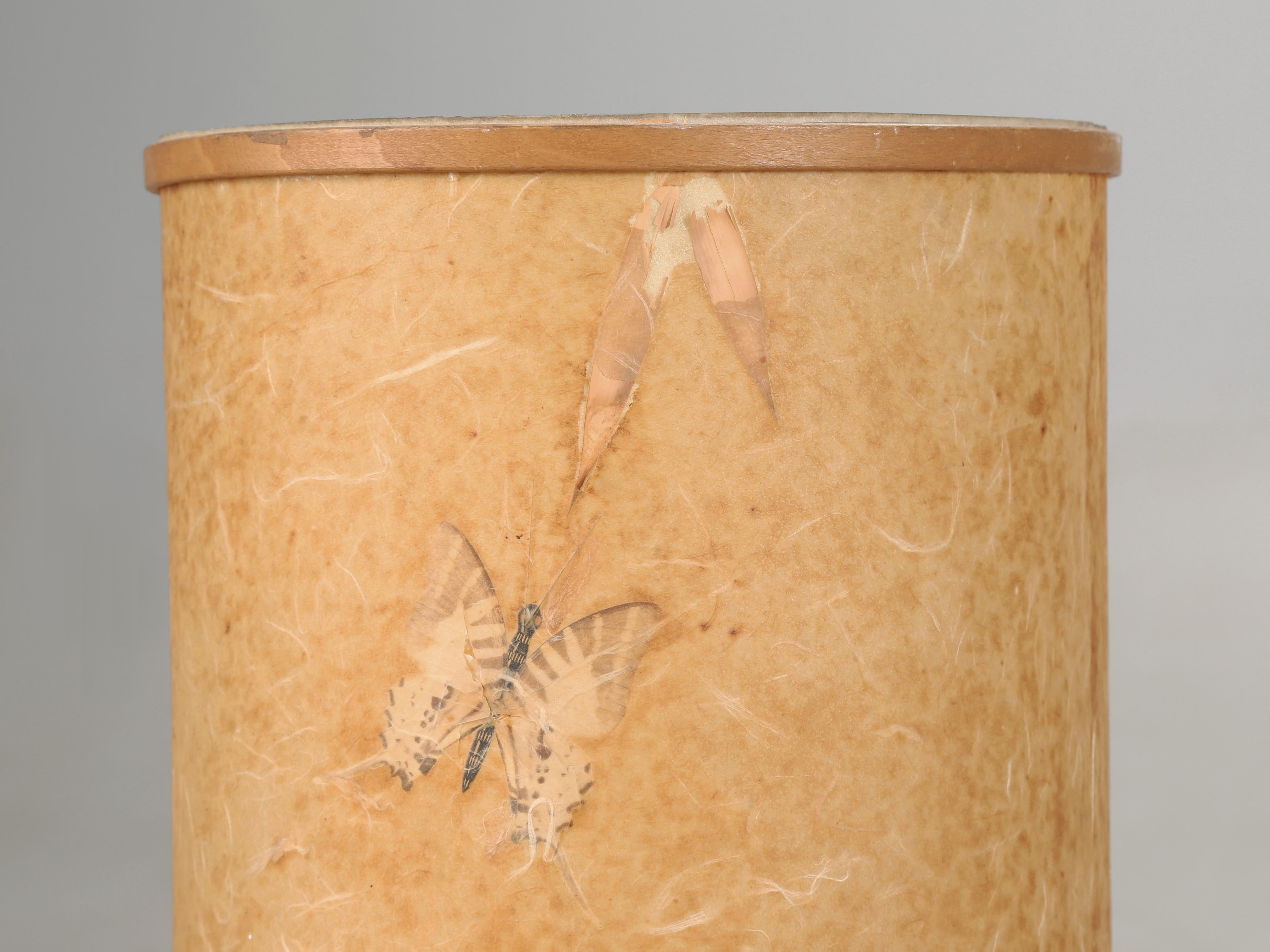 Schöne Mid-Century Modern Butterfly Tall Lamp, Signature In Original unrestaurierten Zustand. Normalerweise sind wir nicht um Worte verlegen, um einen Artikel zu beschreiben, aber dieser hier ist etwas weit hergeholt. Was wir zumindest zu wissen