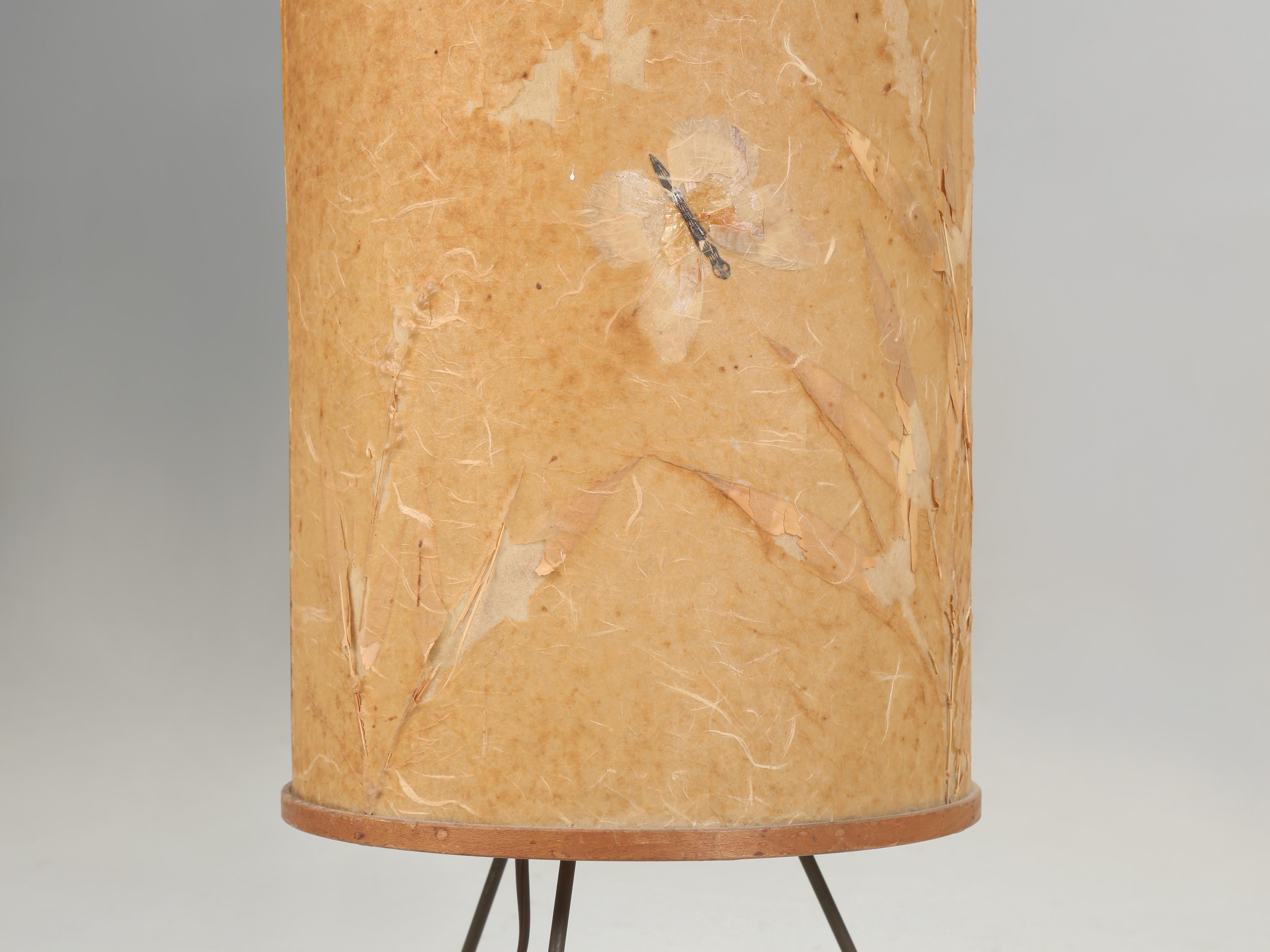 Schöne Mid-Century Modern Butterfly Tall Lampe, Signatur Originalzustand (Metall) im Angebot
