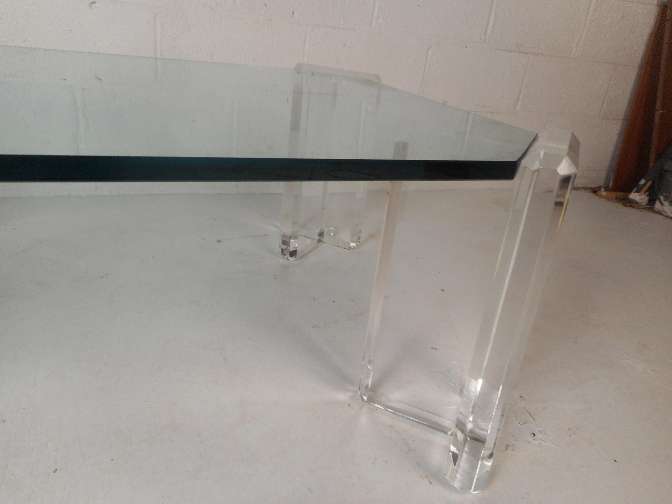Mid-Century Modern Magnifique table basse en verre et lucite mi-siècle moderne