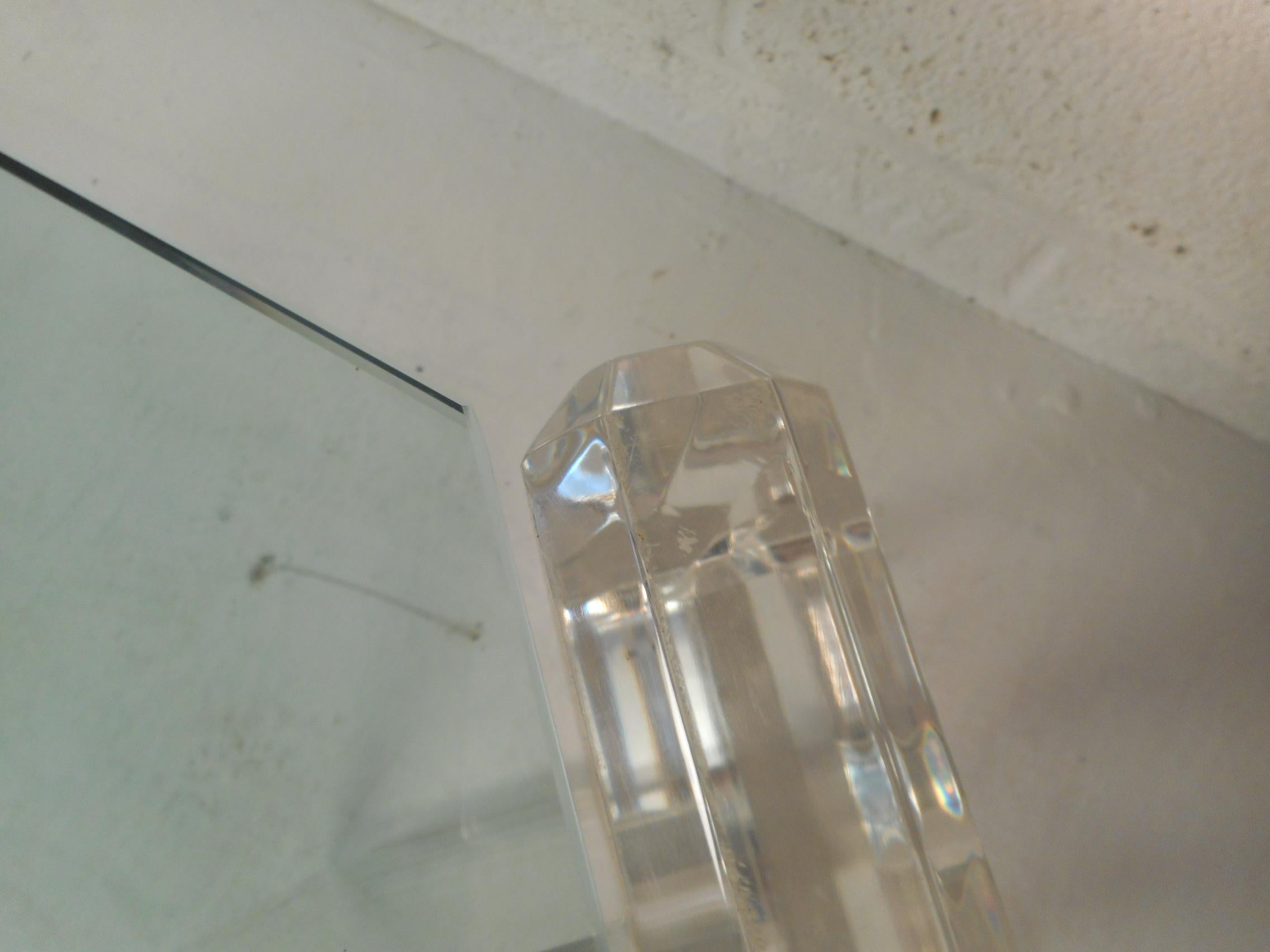 Fin du 20e siècle Magnifique table basse en verre et lucite mi-siècle moderne