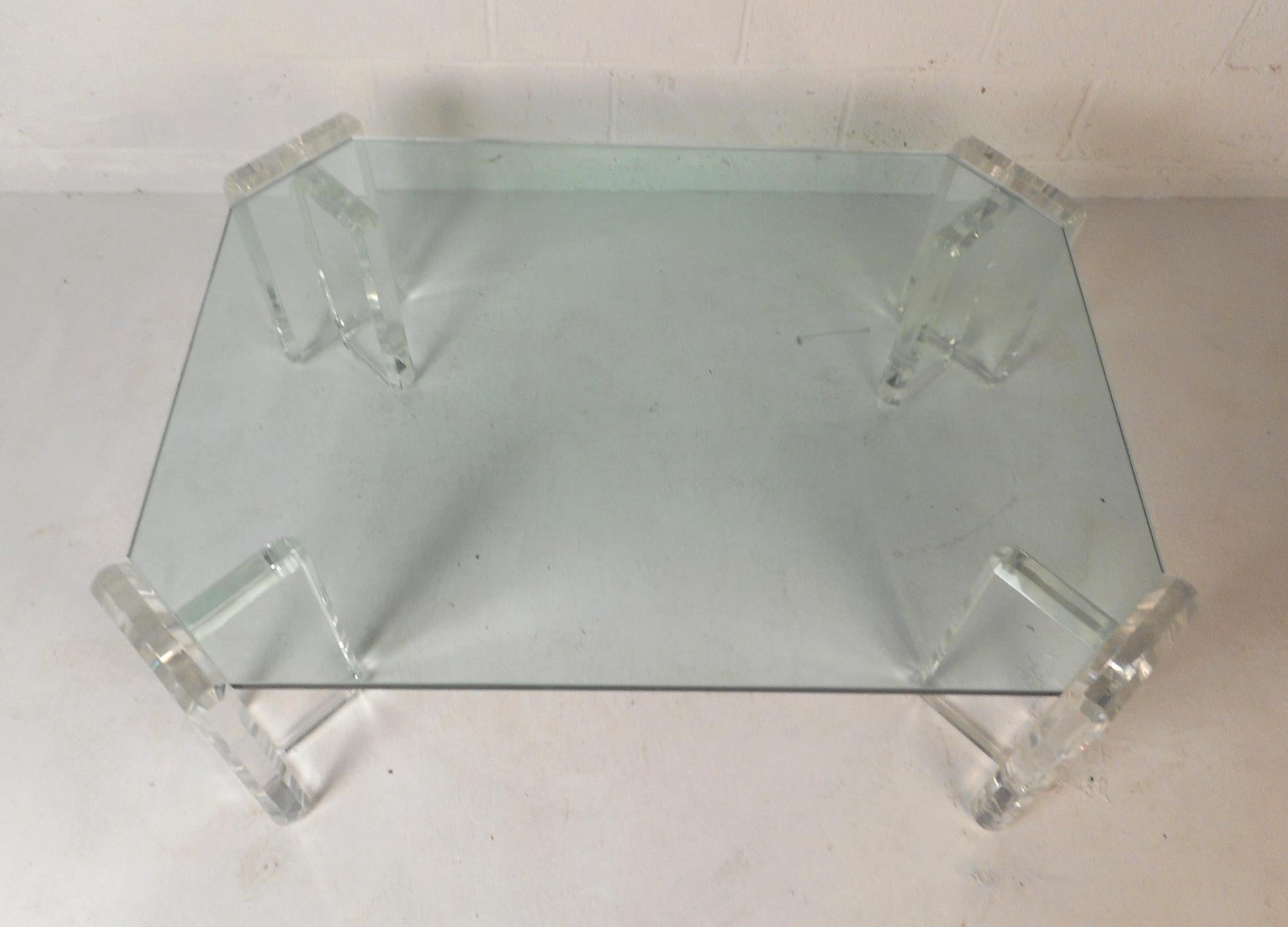 Verre Magnifique table basse en verre et lucite mi-siècle moderne