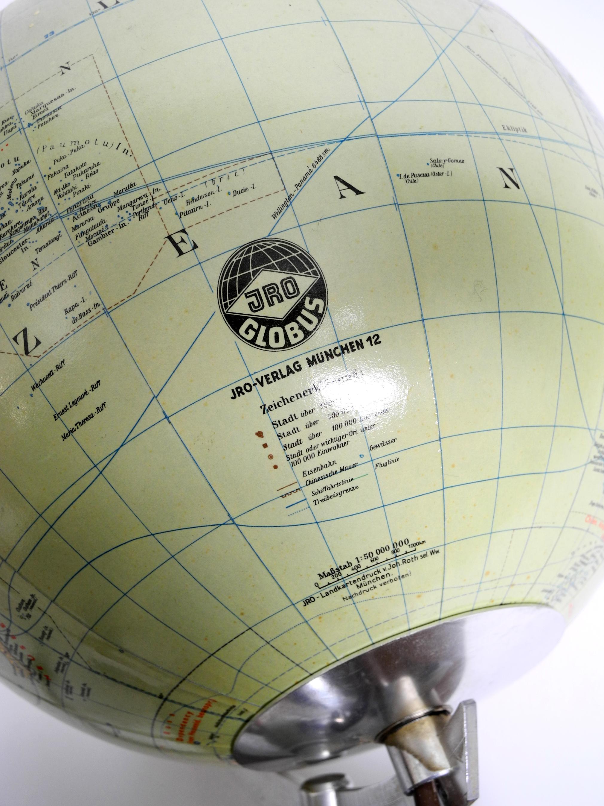 Beautiful Mid Century Modern glass light globe from JRO Globus Germany  For Sale 3
