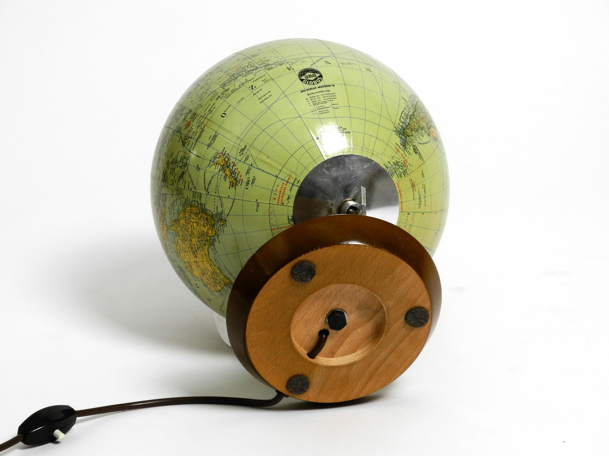 Beautiful Mid Century Modern glass light globe from JRO Globus Germany  In Good Condition For Sale In München, DE