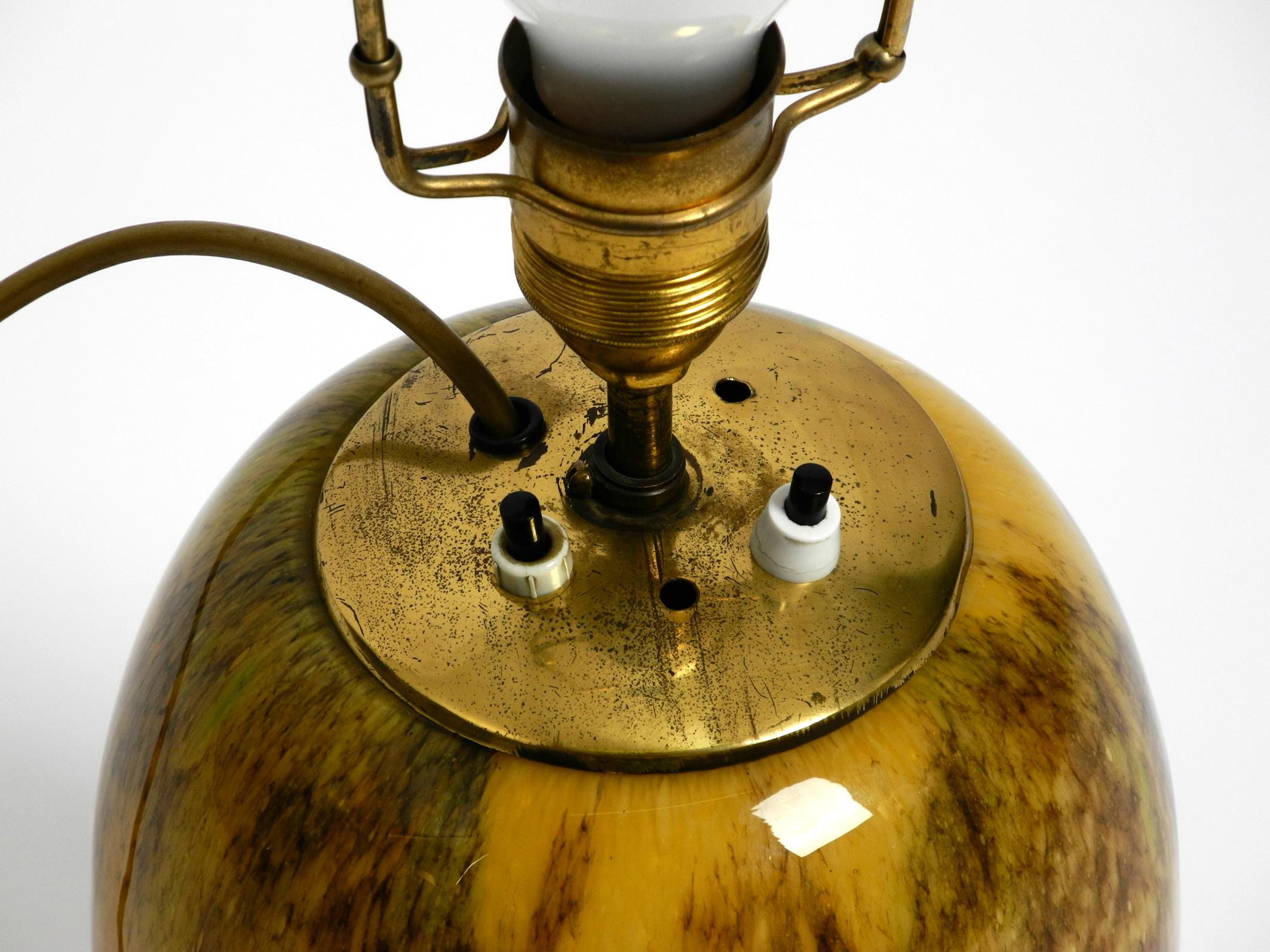 Schöne Mid-Century-Modern-Tischlampe aus Glas von WMF Ikora mit zwei Fassungen im Angebot 6