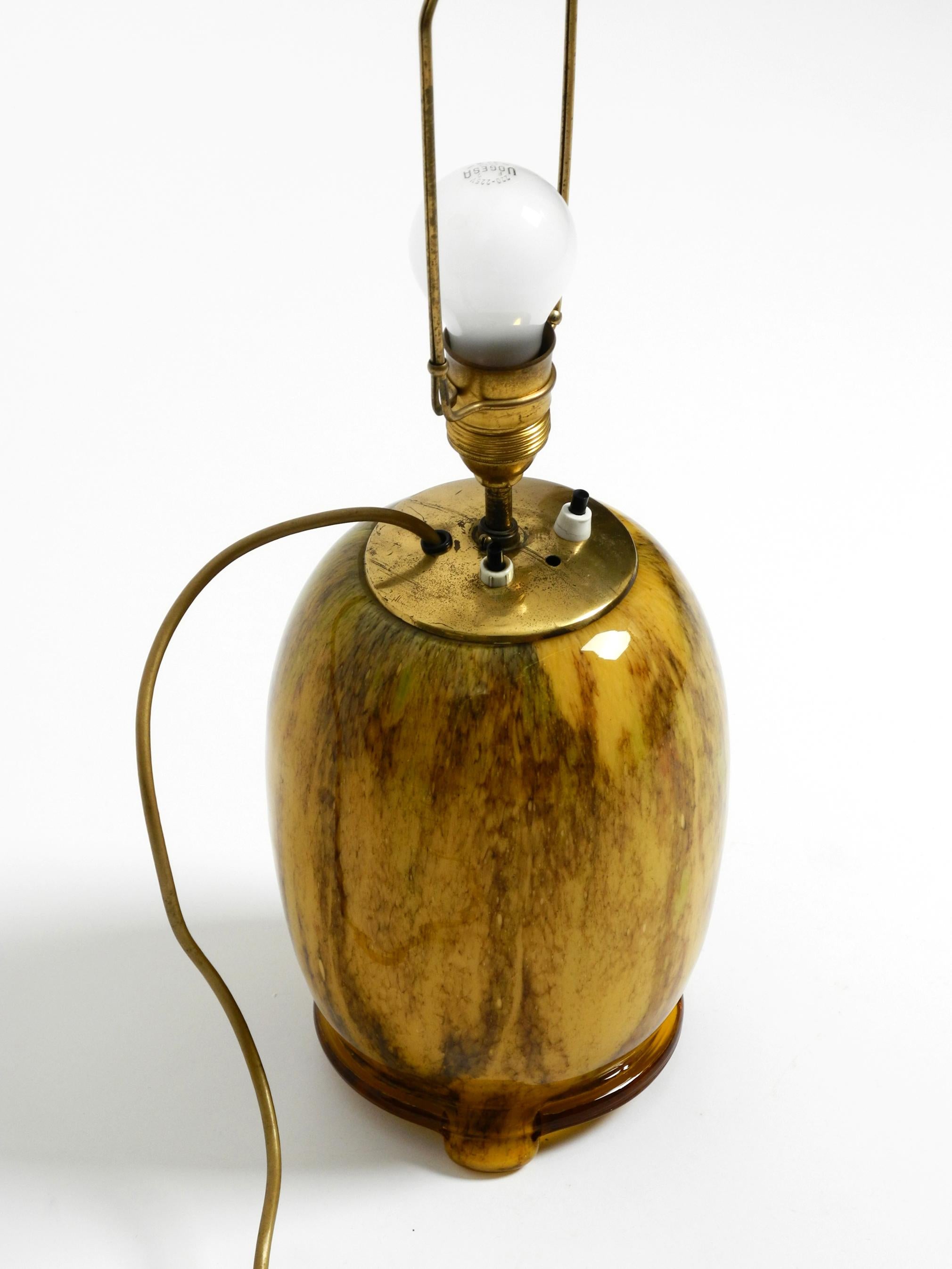 Schöne Mid-Century-Modern-Tischlampe aus Glas von WMF Ikora mit zwei Fassungen (Deutsch) im Angebot