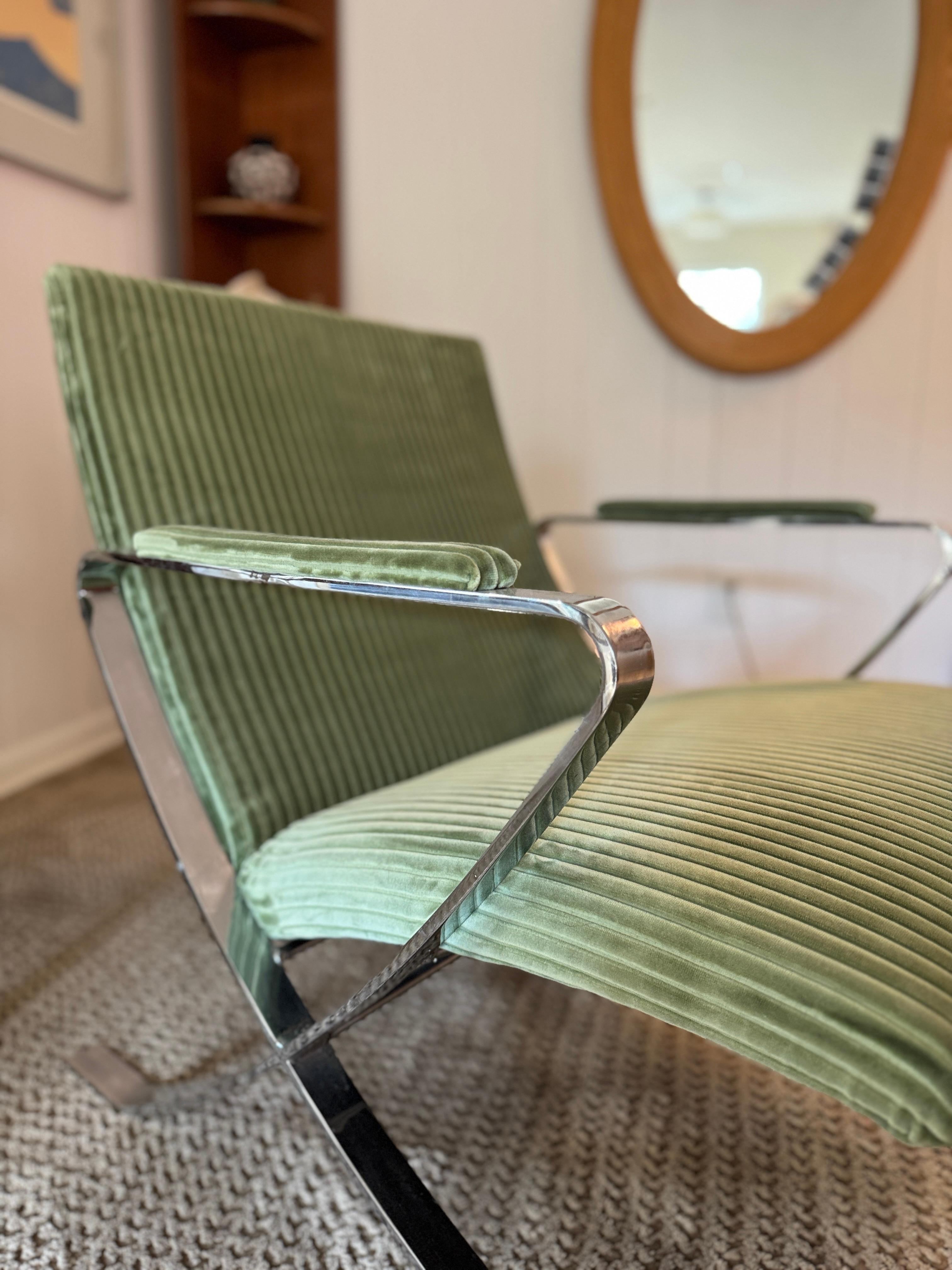 Magnifique chaise longue en velours vert rayé de style moderne du milieu du siècle dernier, circa 1960 en vente 5
