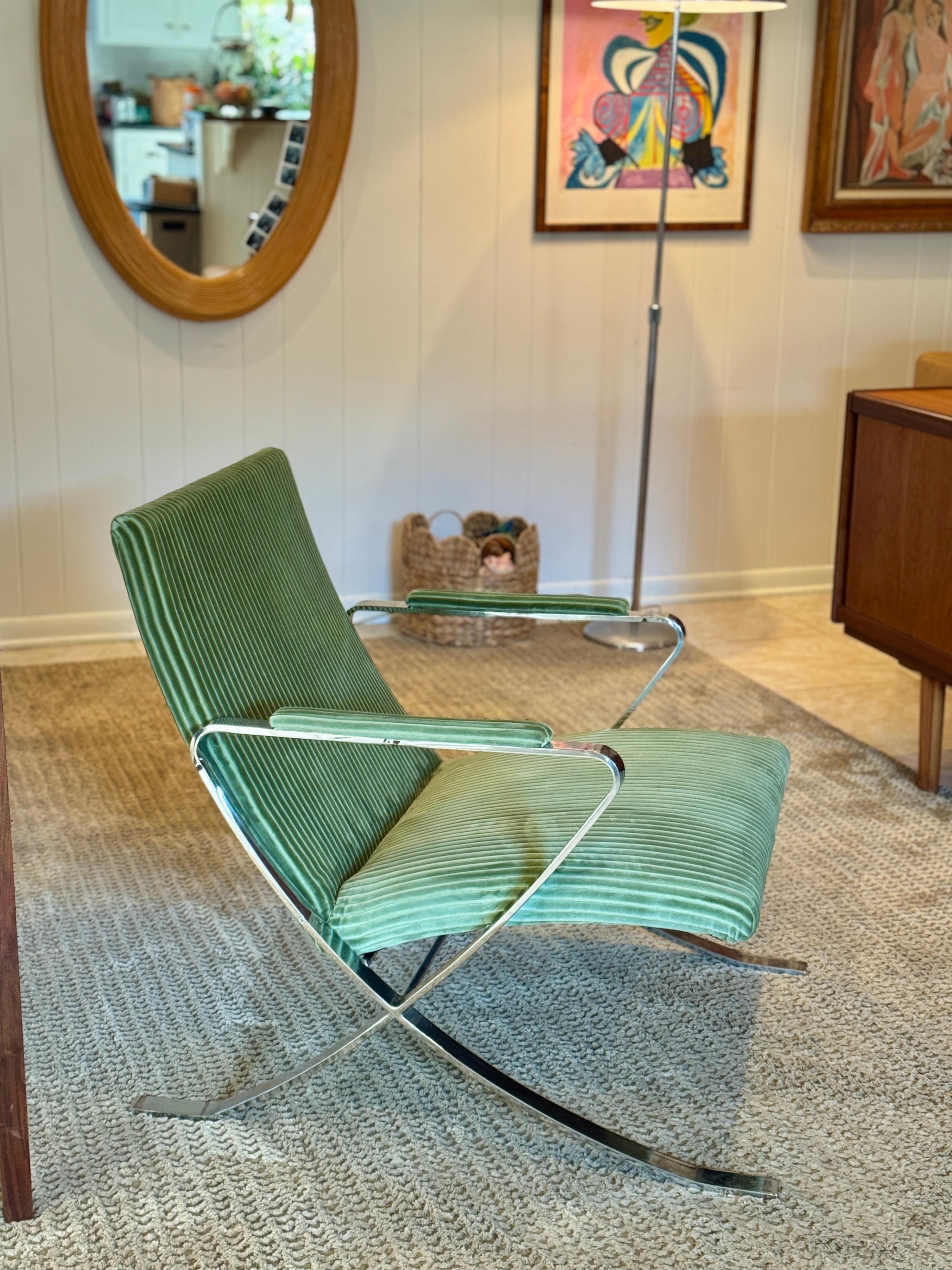 Magnifique chaise de salon moderne du milieu du siècle, avec une structure chromée et un nouveau revêtement en velours vert rayé. Fabriqué à l'origine dans les années 1950-1960 et conçu par Bernhardt. Globalement en très bon état avec quelques