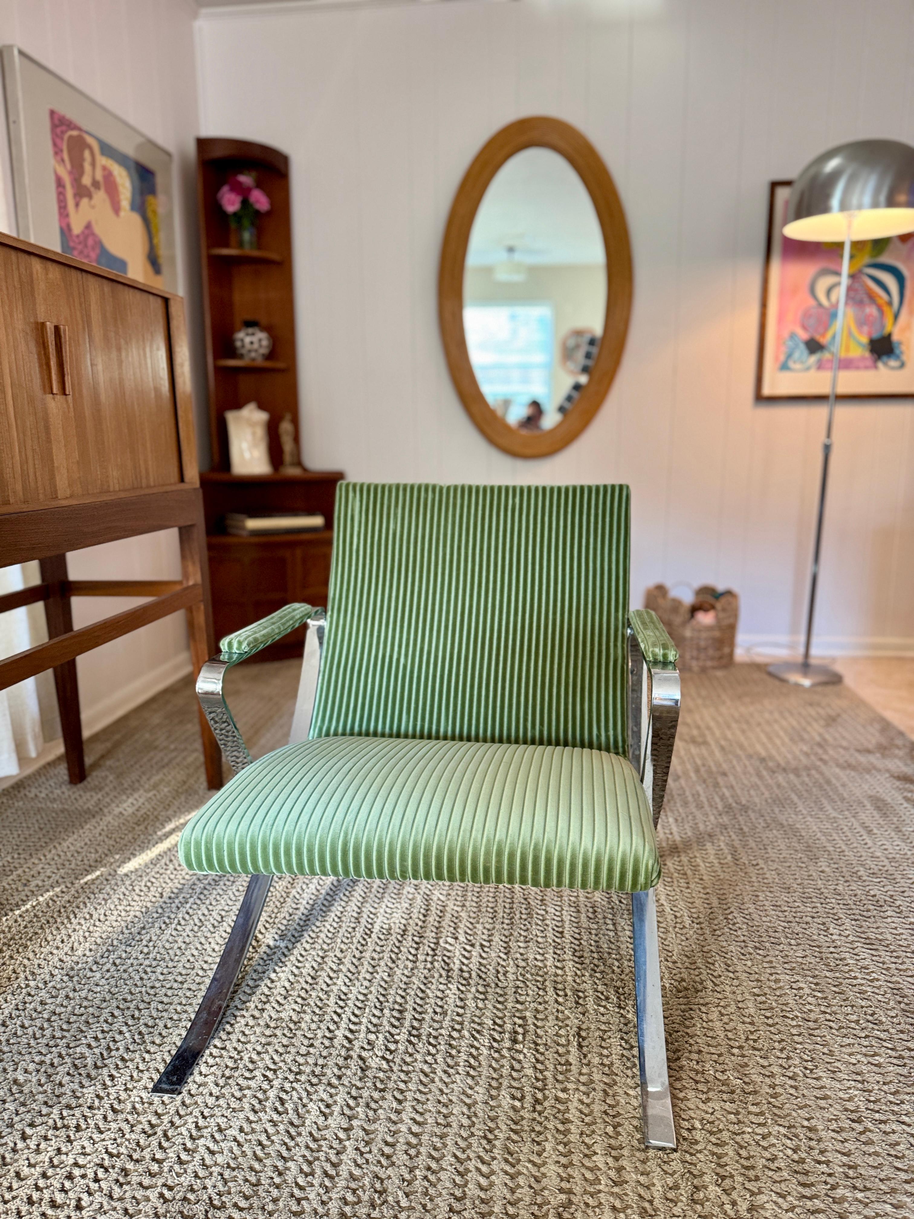 Mid-Century Modern Magnifique chaise longue en velours vert rayé de style moderne du milieu du siècle dernier, circa 1960 en vente