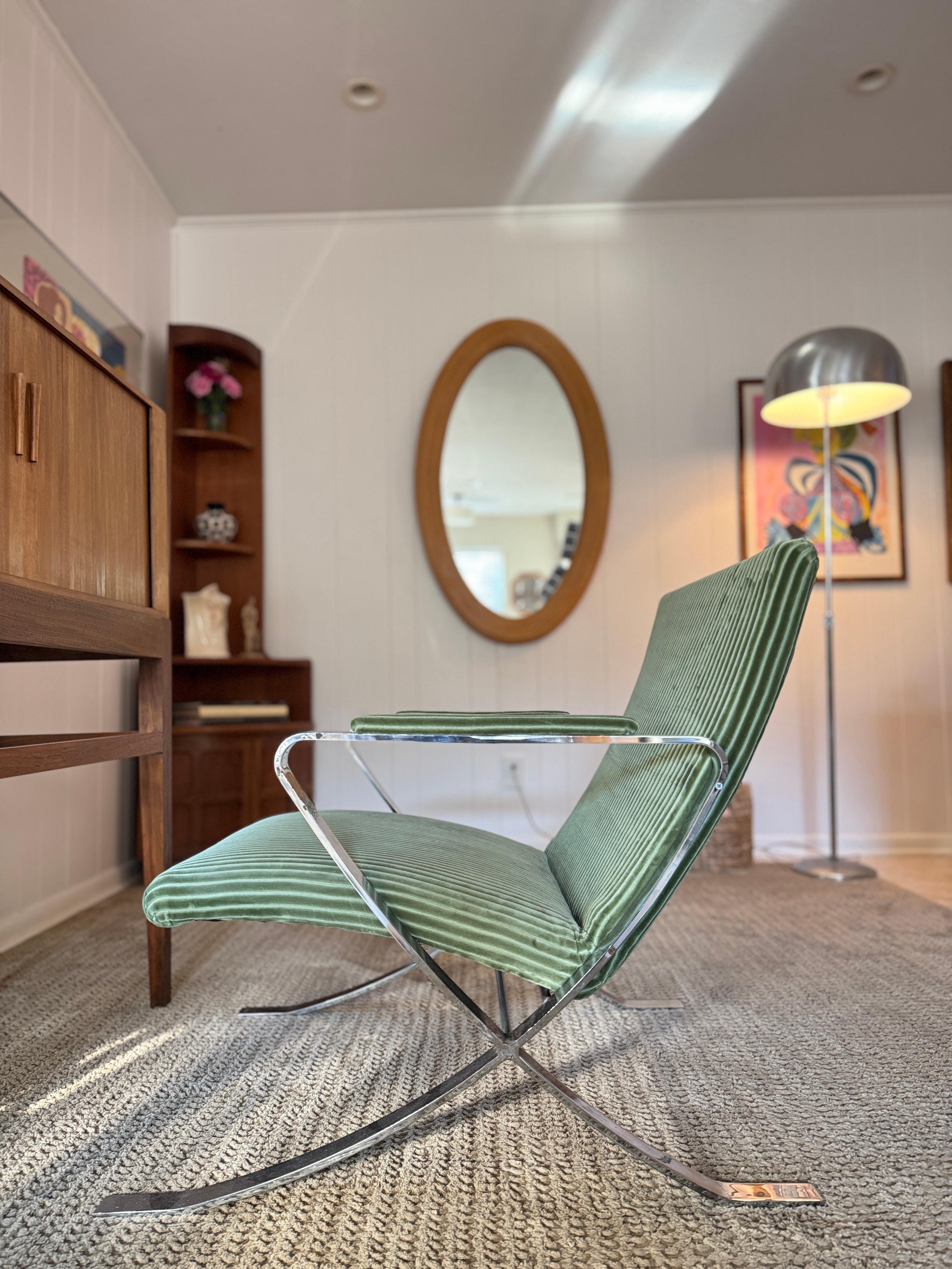 Magnifique chaise longue en velours vert rayé de style moderne du milieu du siècle dernier, circa 1960 Bon état - En vente à Houston, TX