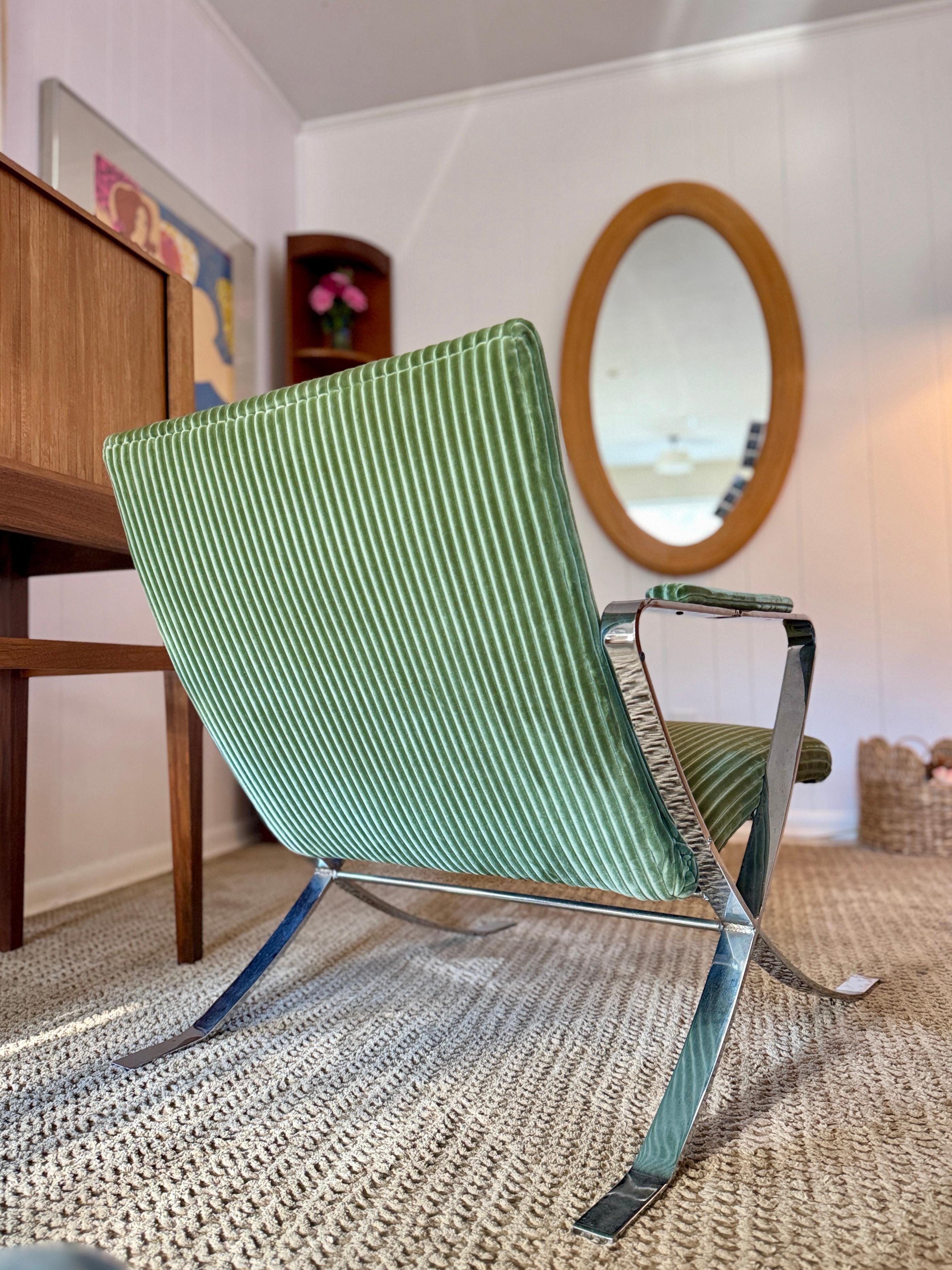 Velours Magnifique chaise longue en velours vert rayé de style moderne du milieu du siècle dernier, circa 1960 en vente