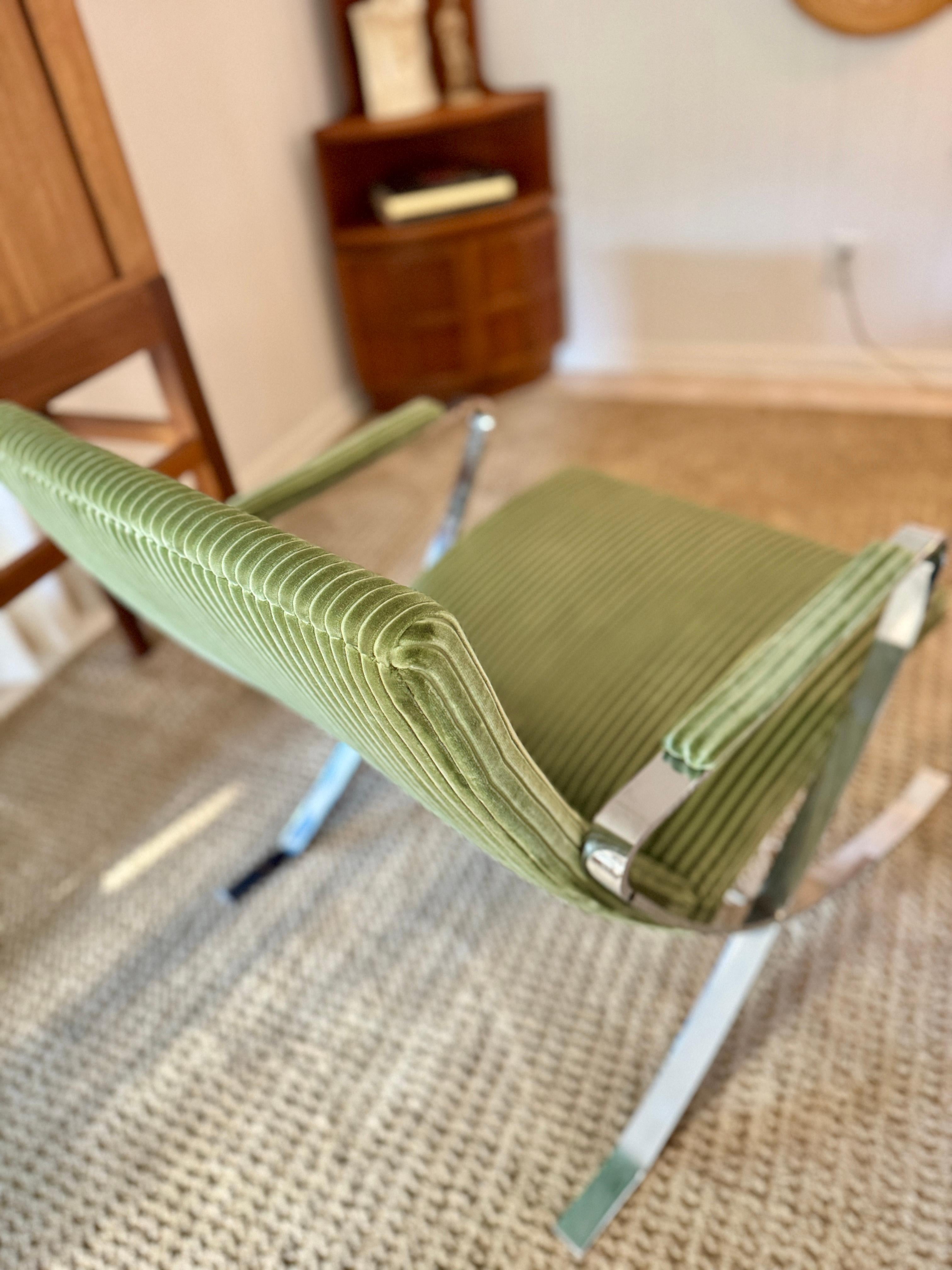 Magnifique chaise longue en velours vert rayé de style moderne du milieu du siècle dernier, circa 1960 en vente 1