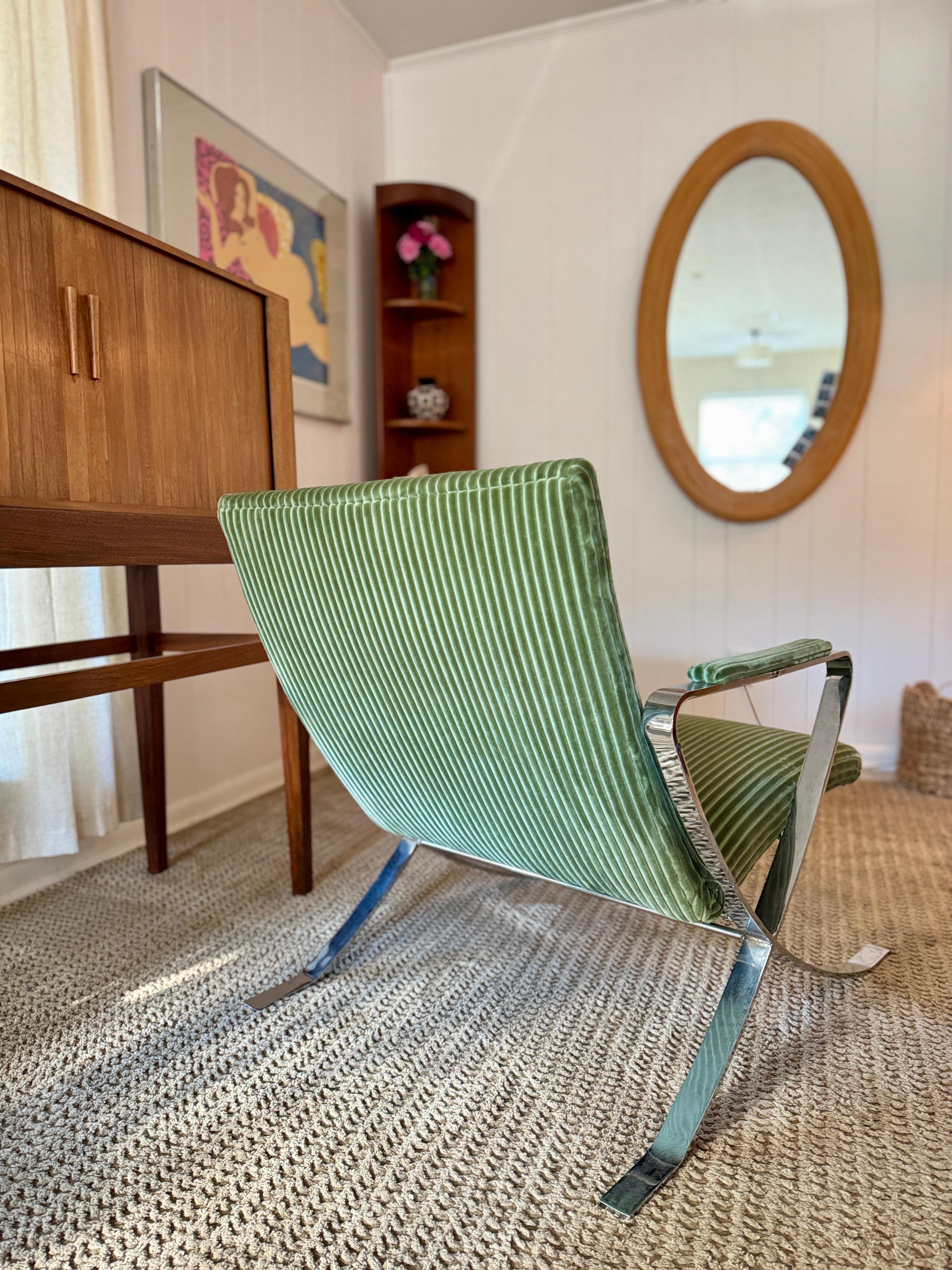 Magnifique chaise longue en velours vert rayé de style moderne du milieu du siècle dernier, circa 1960 en vente 2