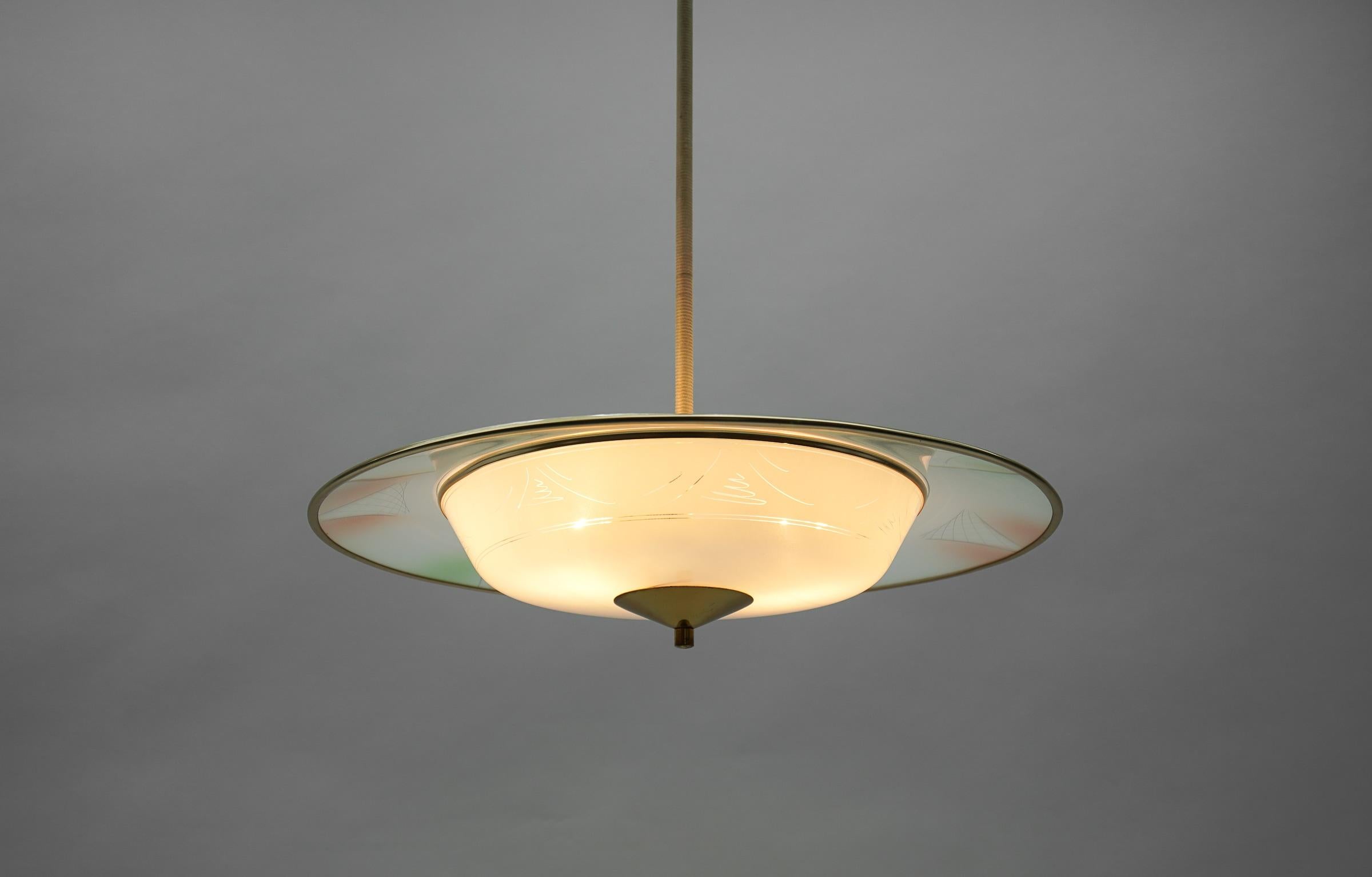 Beautiful Mid-Century Modern hanging lamp in glass and brass, 1950s For Sale 4