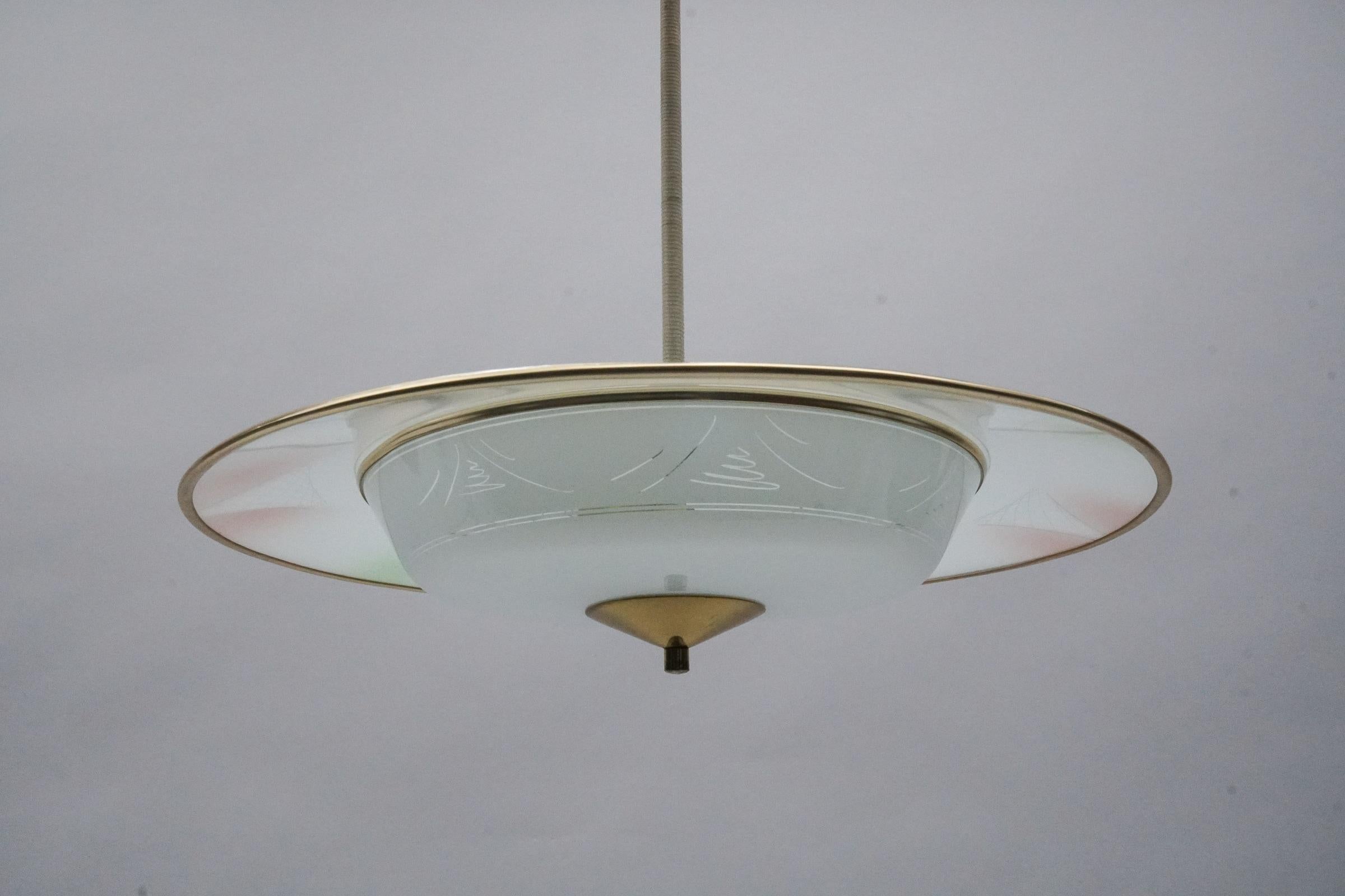 Beautiful Mid-Century Modern hanging lamp in glass and brass, 1950s For Sale 5