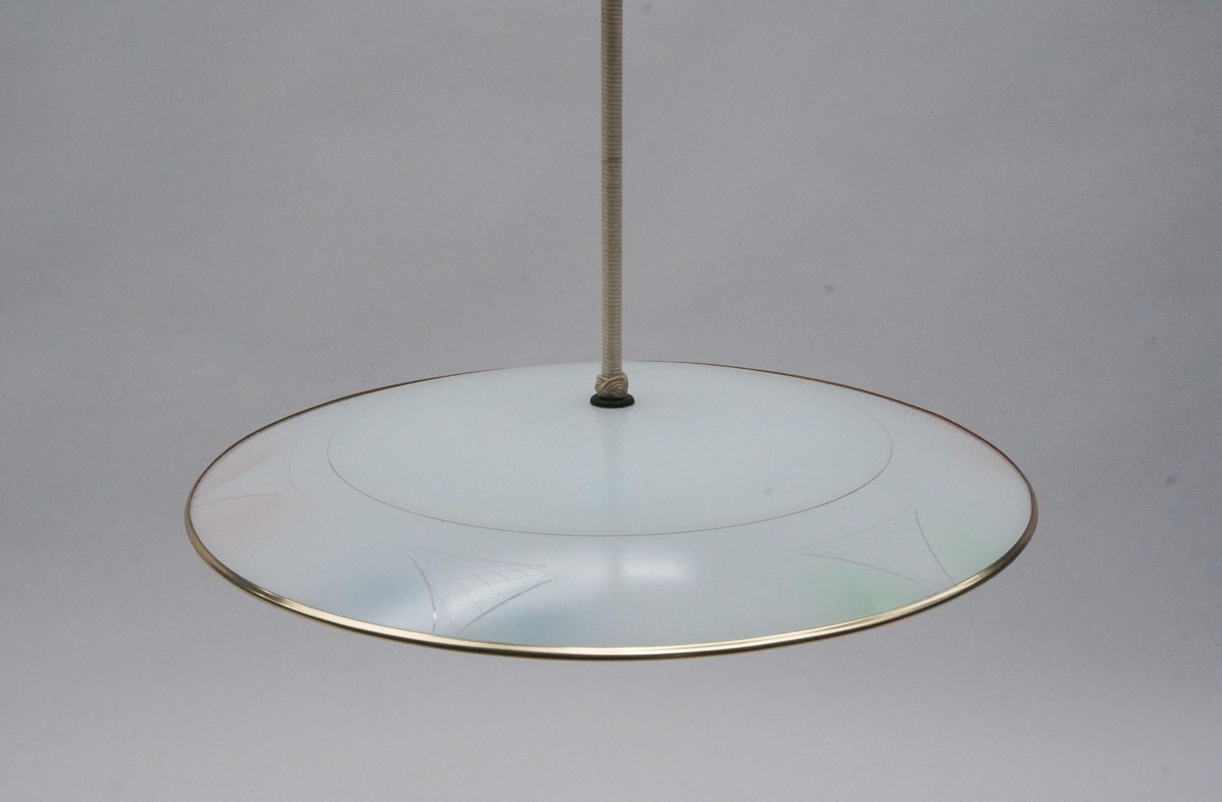 Beautiful Mid-Century Modern hanging lamp in glass and brass, 1950s For Sale 7
