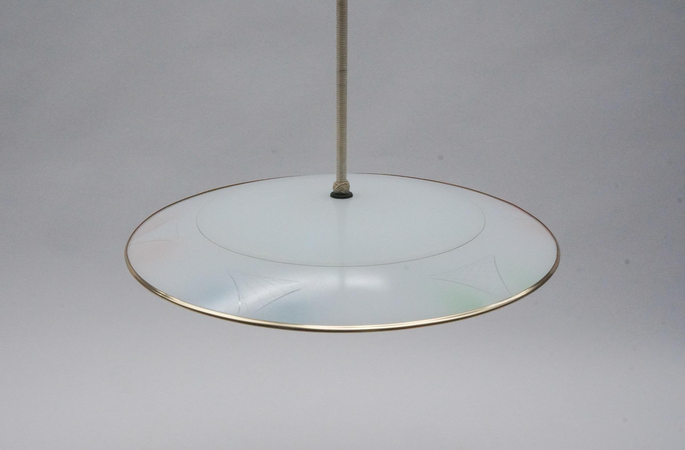 Beautiful Mid-Century Modern hanging lamp in glass and brass, 1950s For Sale 8
