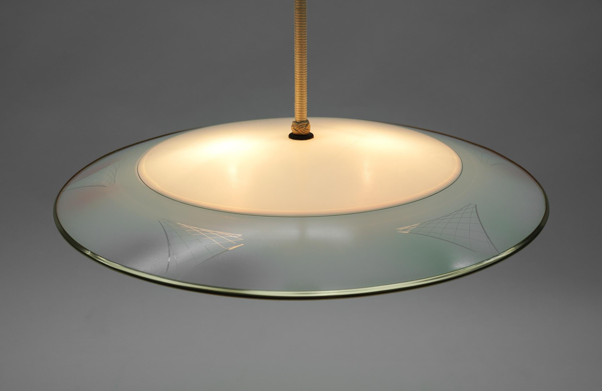Beautiful Mid-Century Modern hanging lamp in glass and brass, 1950s For Sale 9