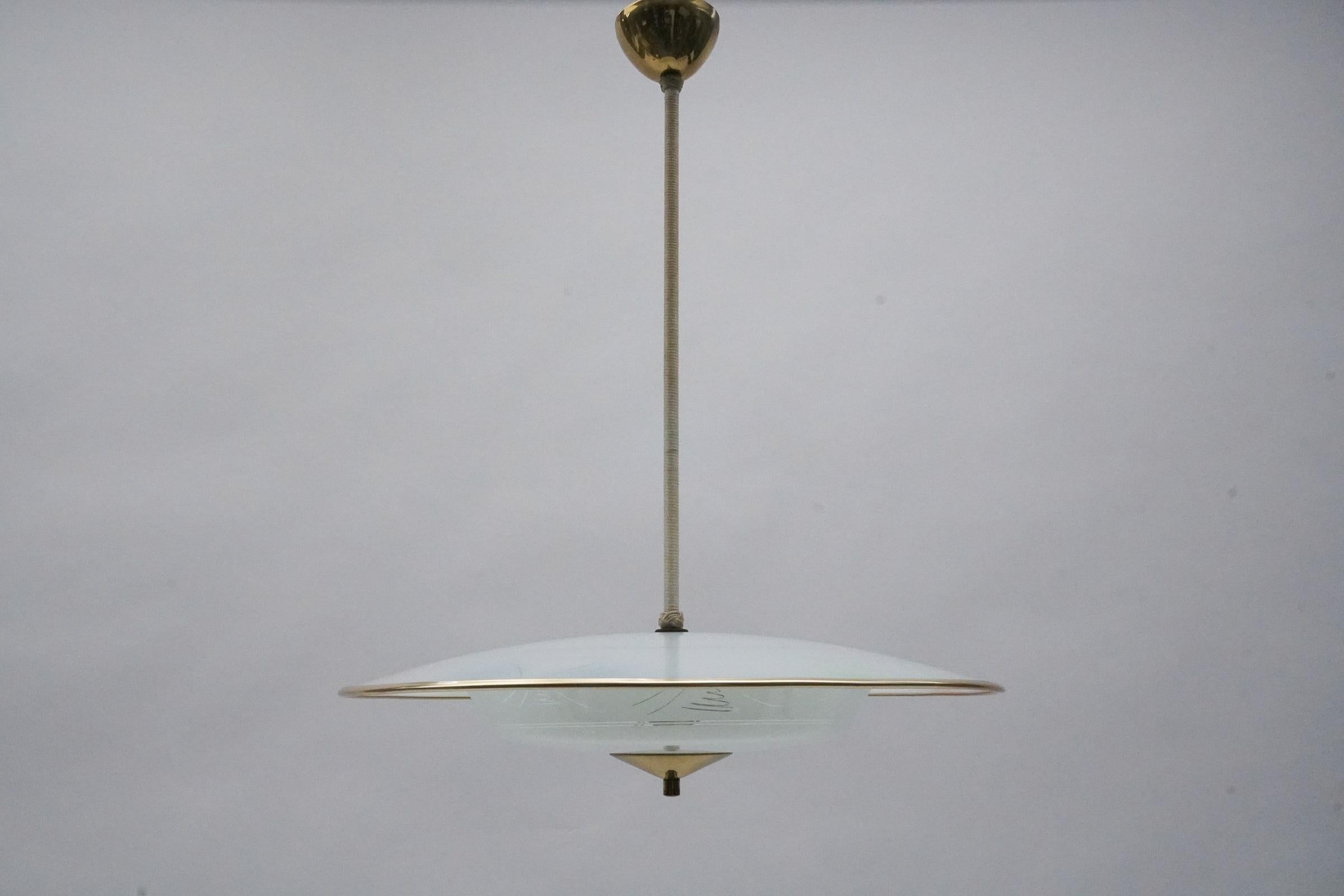 Beautiful Mid-Century Modern hanging lamp in glass and brass, 1950s In Good Condition For Sale In Nürnberg, Bayern