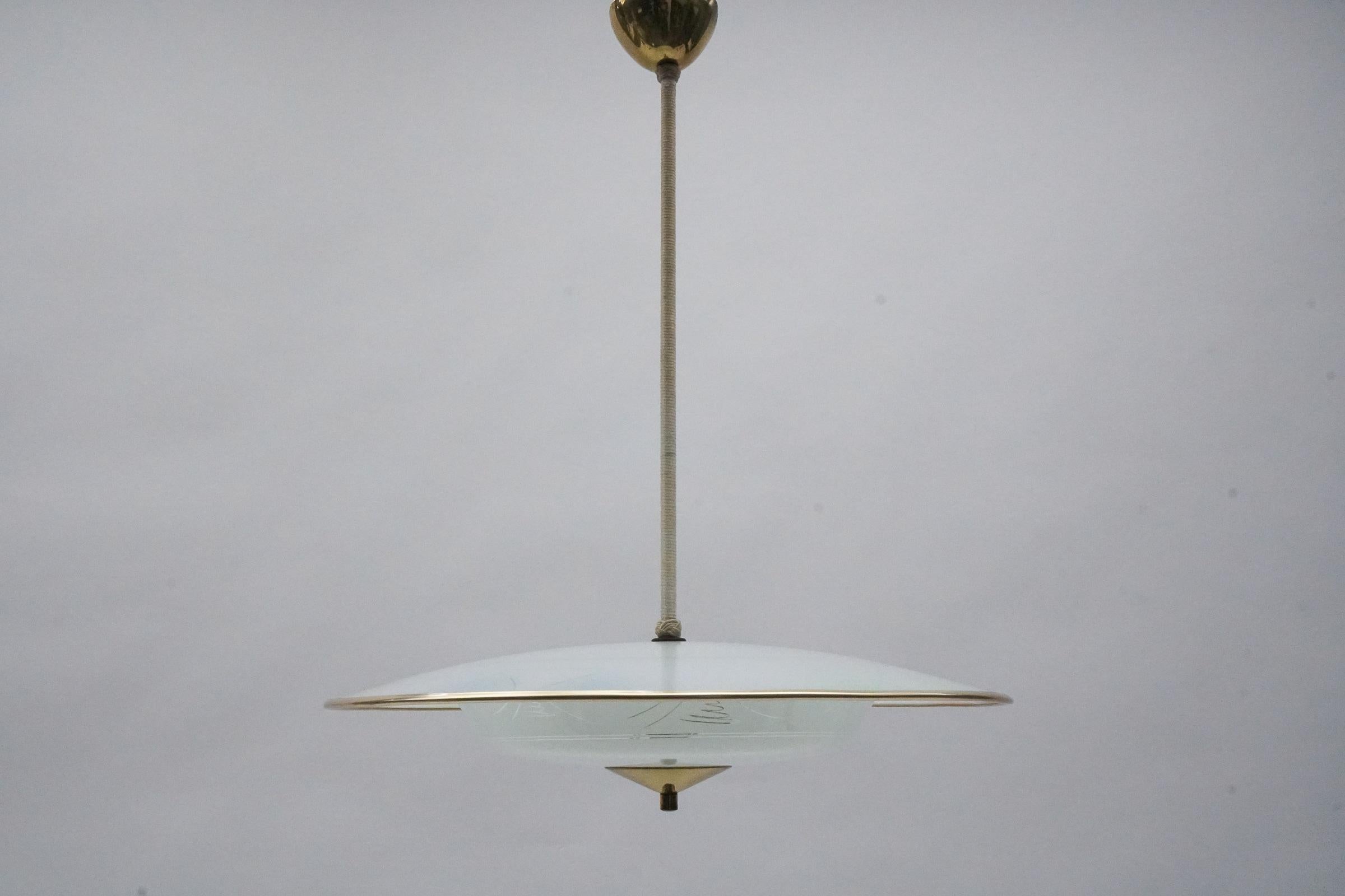 Metal Beautiful Mid-Century Modern hanging lamp in glass and brass, 1950s For Sale
