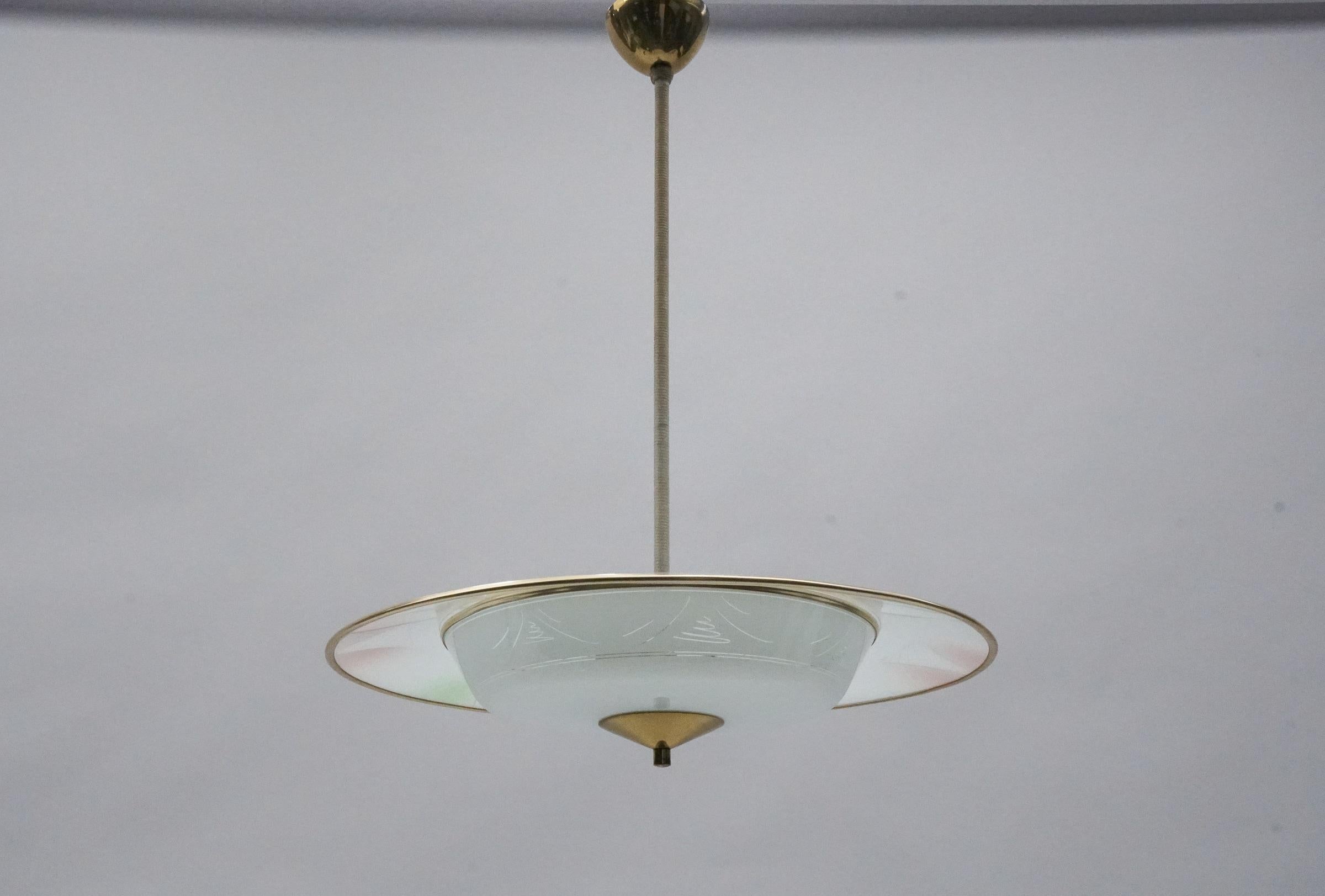 Beautiful Mid-Century Modern hanging lamp in glass and brass, 1950s For Sale 3