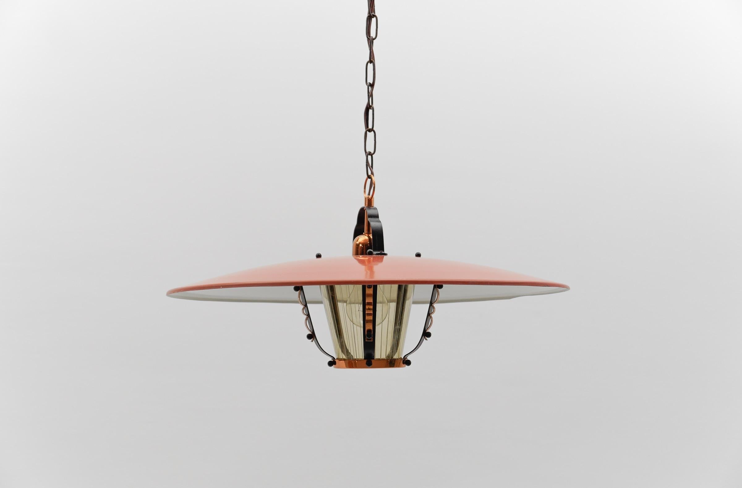 Beautiful Mid-Century Modern hanging lamp in Glass, Copper and Metal, 1950s In Good Condition For Sale In Nürnberg, Bayern