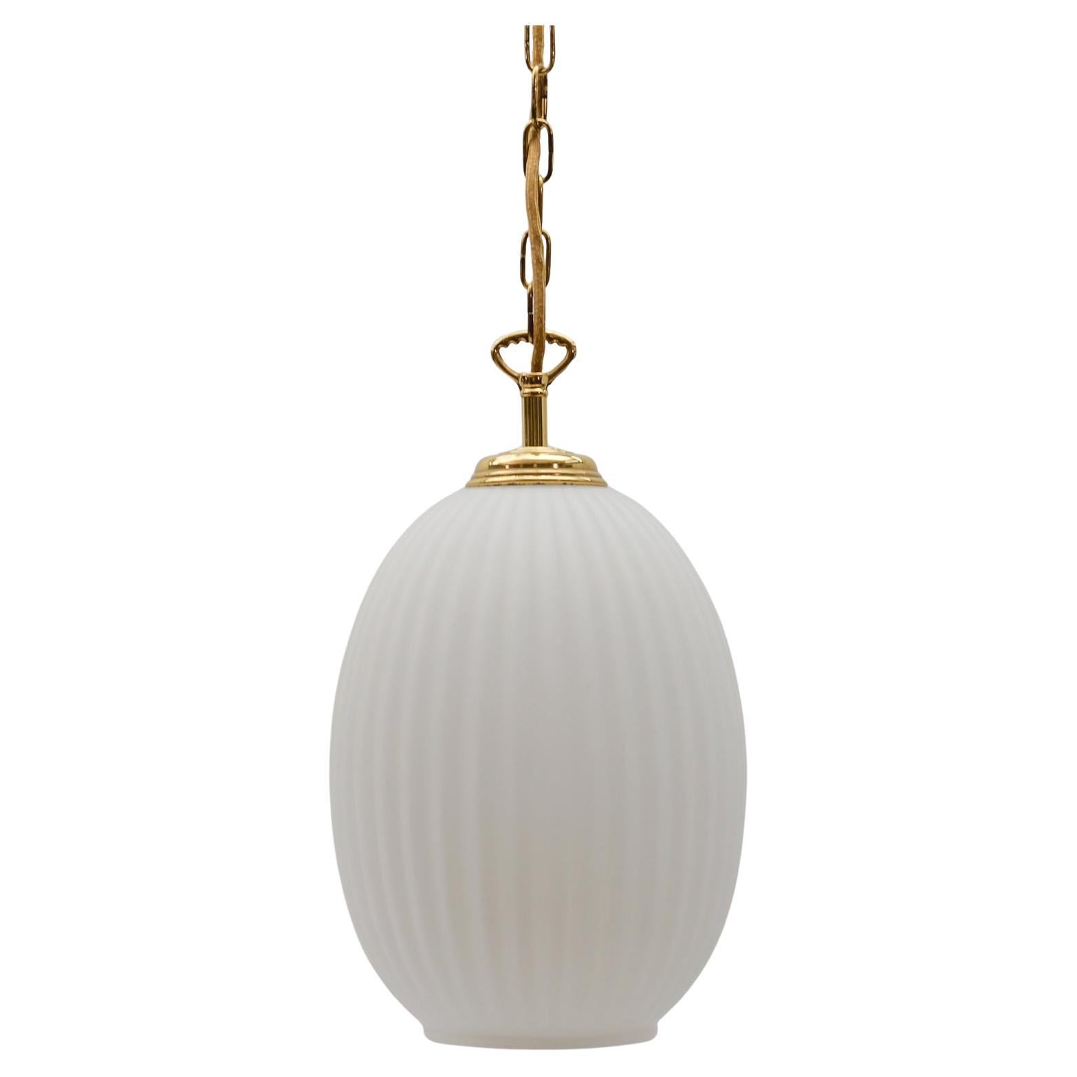 Bellissima lampada a sospensione in vetro opalino e ottone, anni 
50, della linea Mid-Century Modern in vendita