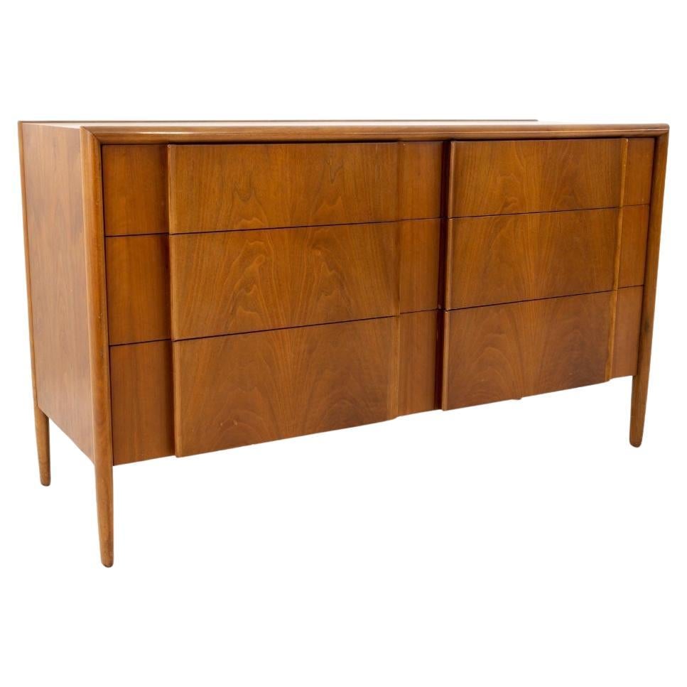 Bellissimo comò a 6 cassetti in stile Mid Century Modern Low boy di Barney Flagg per Drexel. Pulisci l'interno e l'esterno, etichettato nel cassetto superiore. Situato a Brooklyn NYC.

Dimensioni: 32
