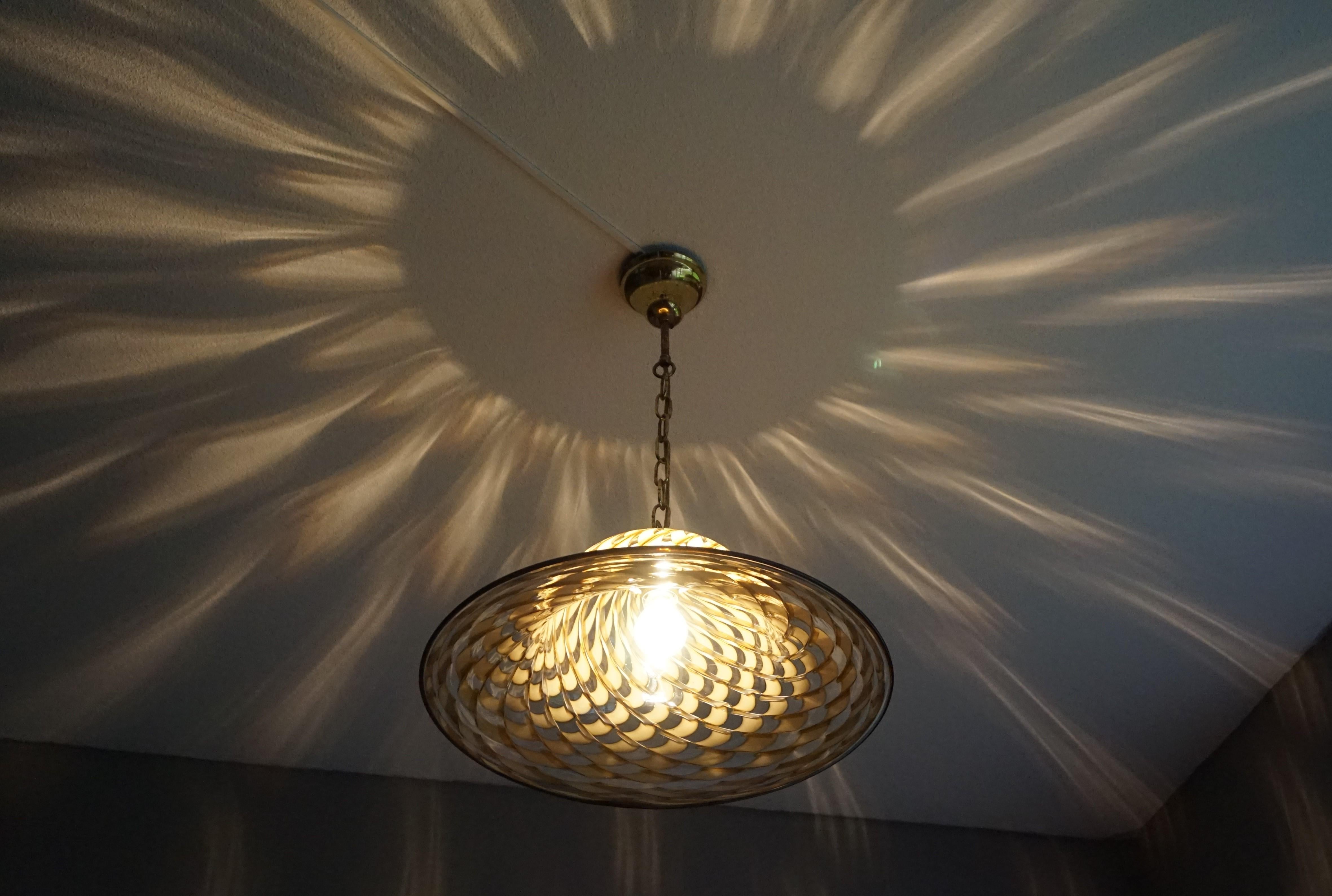 Beautiful Mid-Century Modern Murano Art Glass and Brass Chain Pendant Chandelier For Sale 8