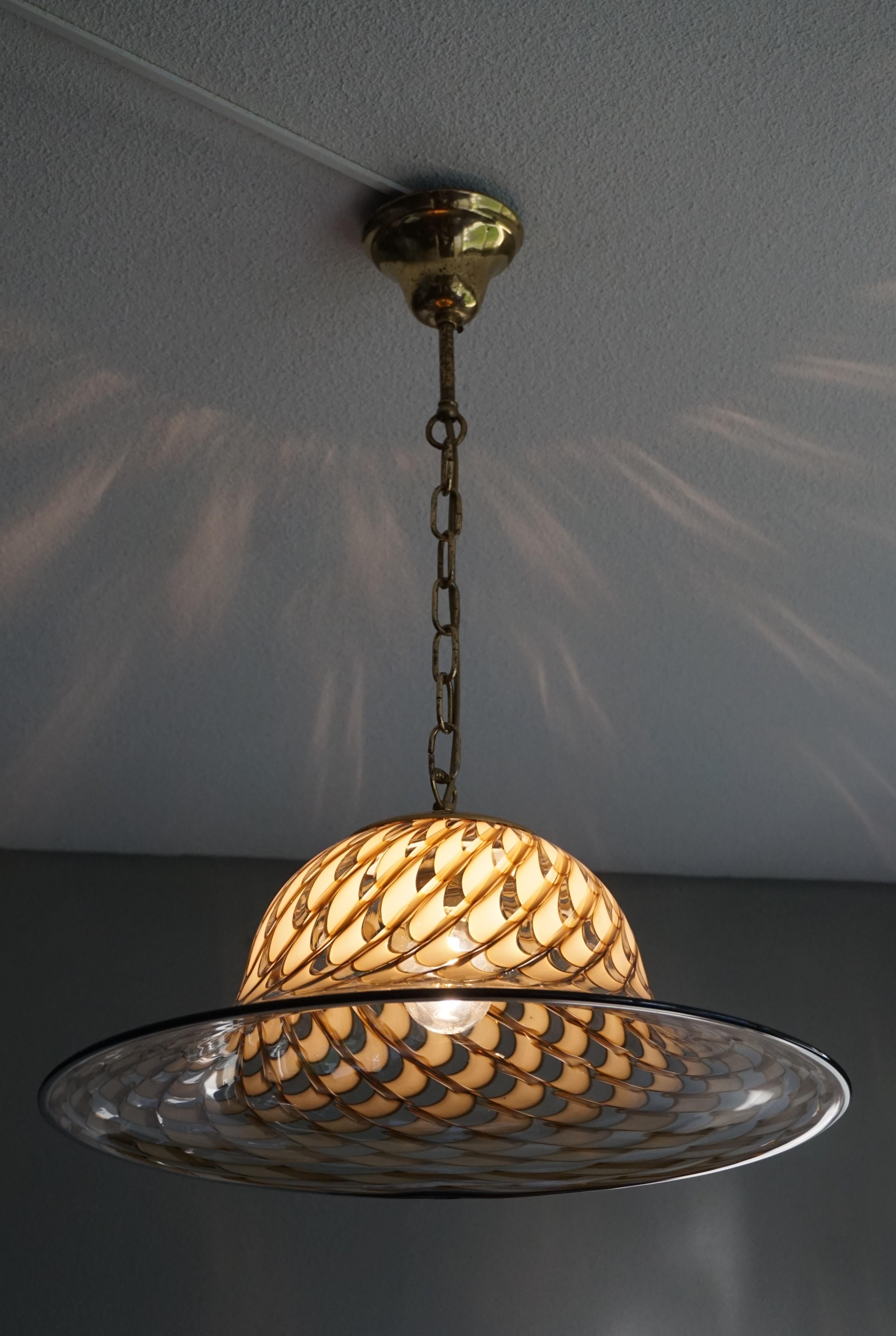 Beautiful Mid-Century Modern Murano Art Glass and Brass Chain Pendant Chandelier In Excellent Condition For Sale In Lisse, NL