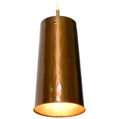 Bellissima lampada a sospensione moderna di metà secolo realizzata in rame a forma di cono