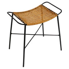 Precioso taburete de ratán Mid Century Modern con estructura de hierro macizo en negro