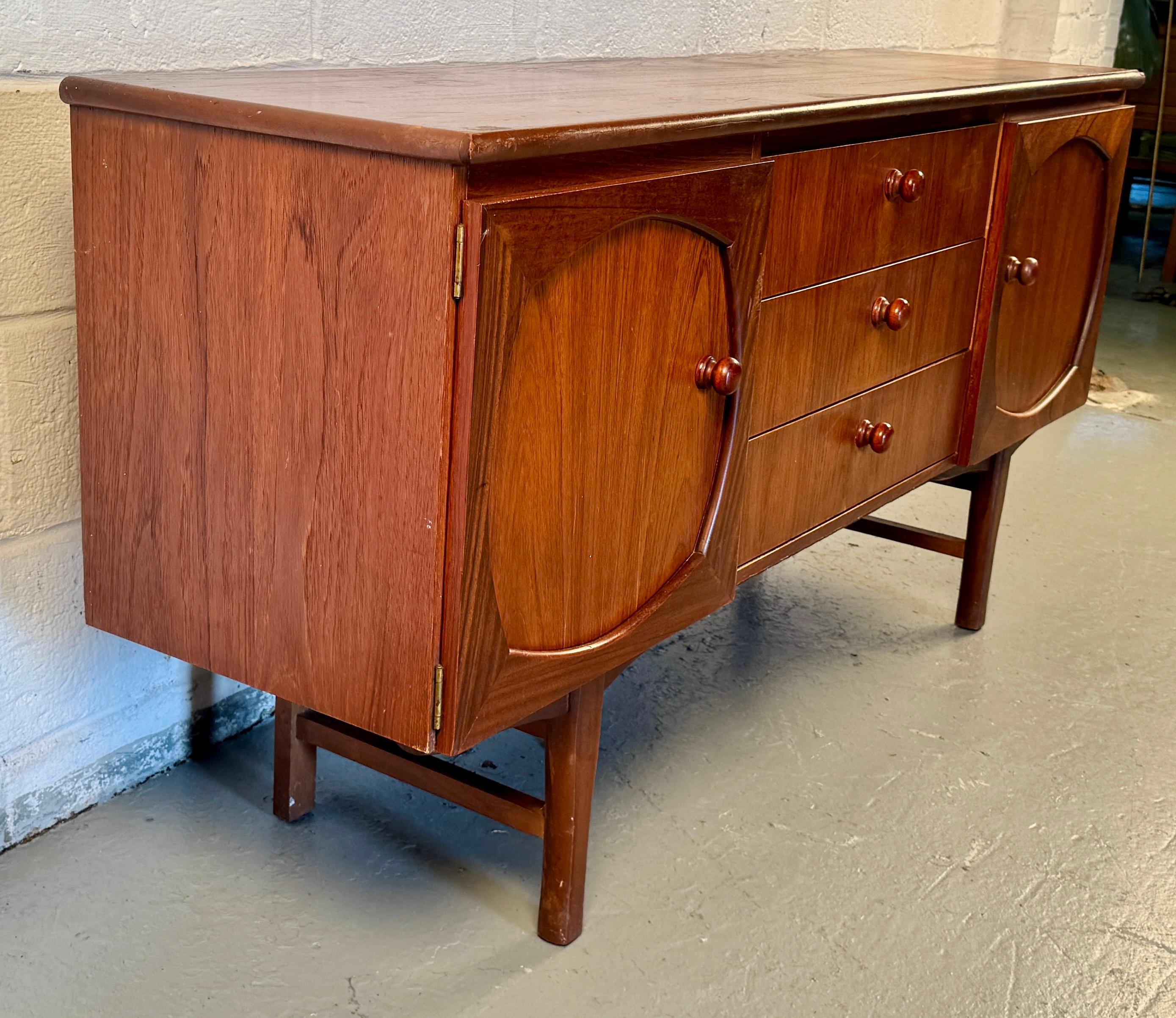 Beautiful Mid-Century Modern Sideboard In Good Condition For Sale In Brooklyn, NY