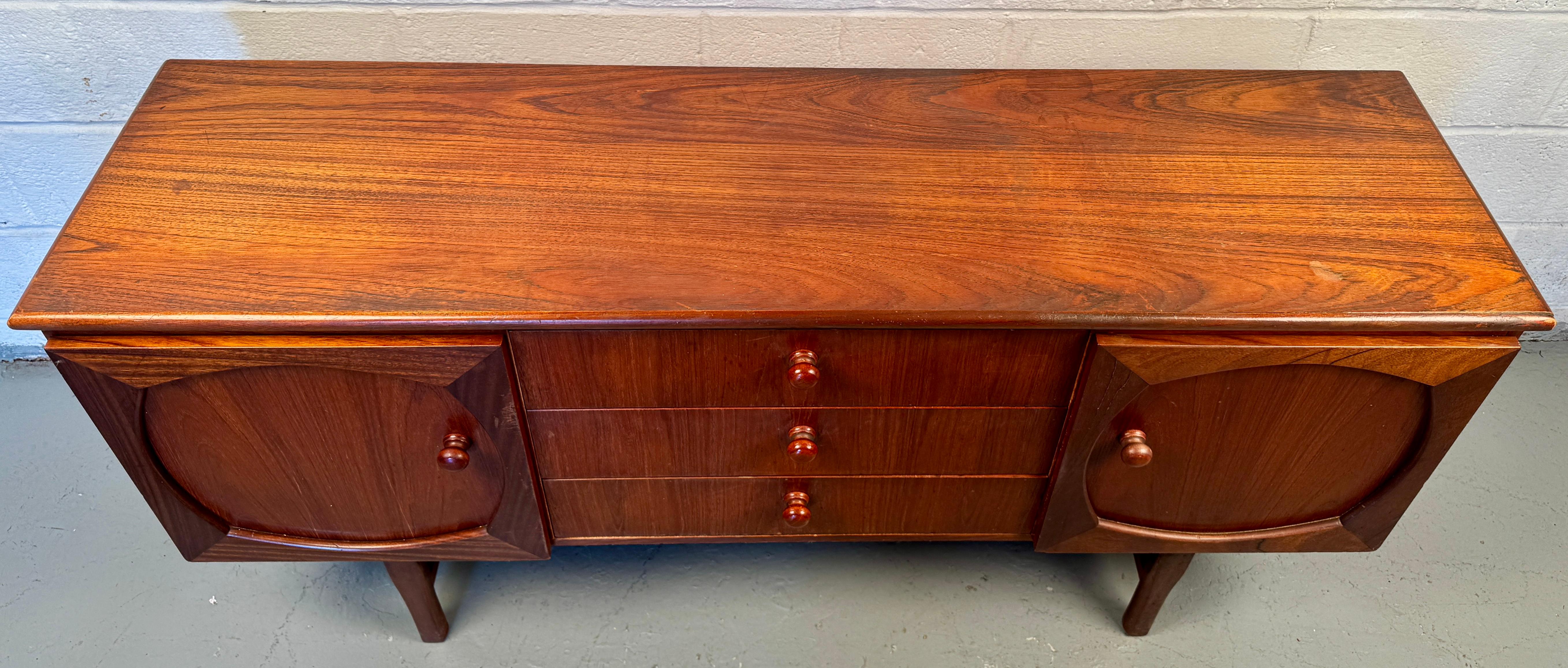 20th Century Beautiful Mid-Century Modern Sideboard For Sale