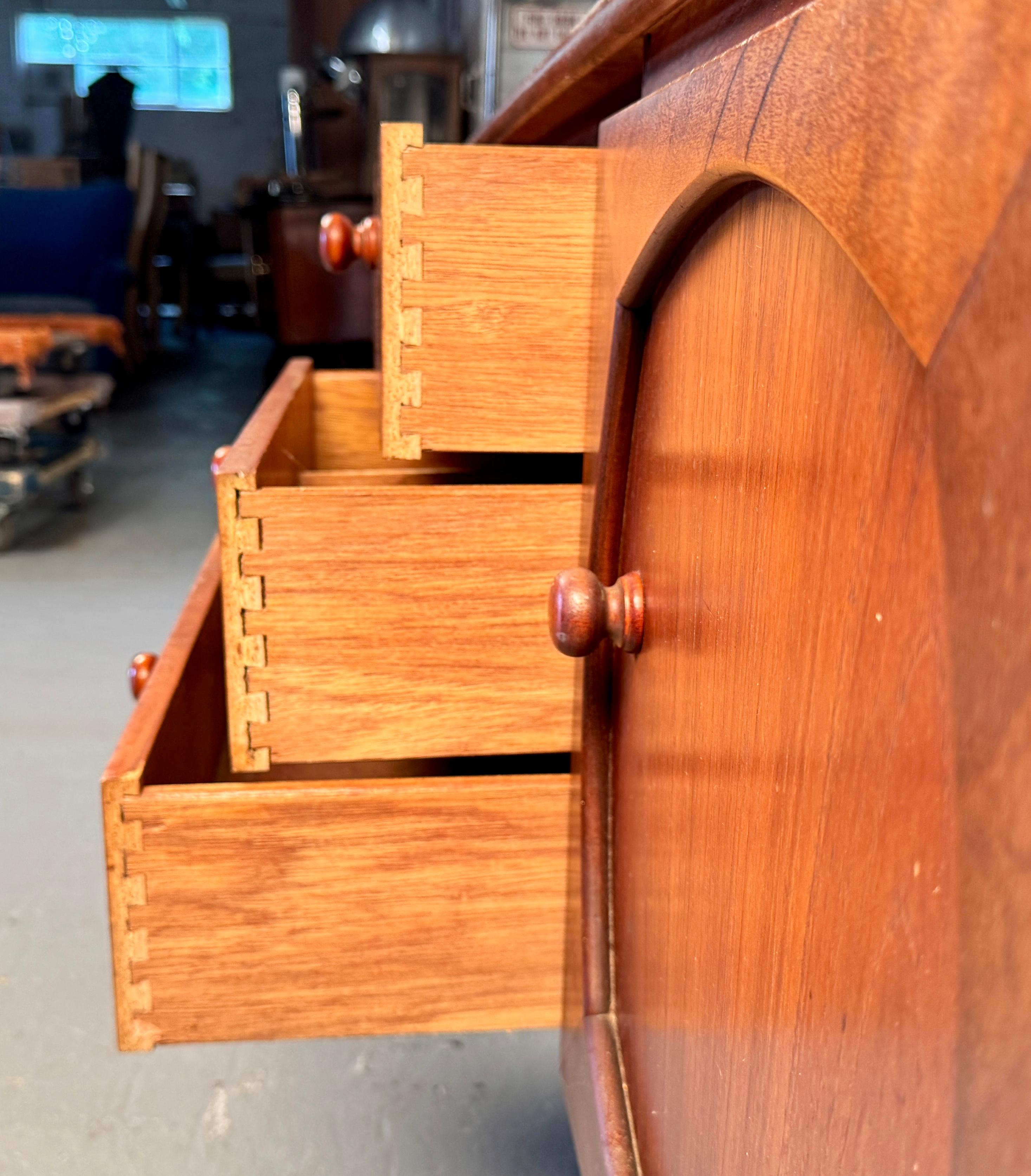Beautiful Mid-Century Modern Sideboard For Sale 1