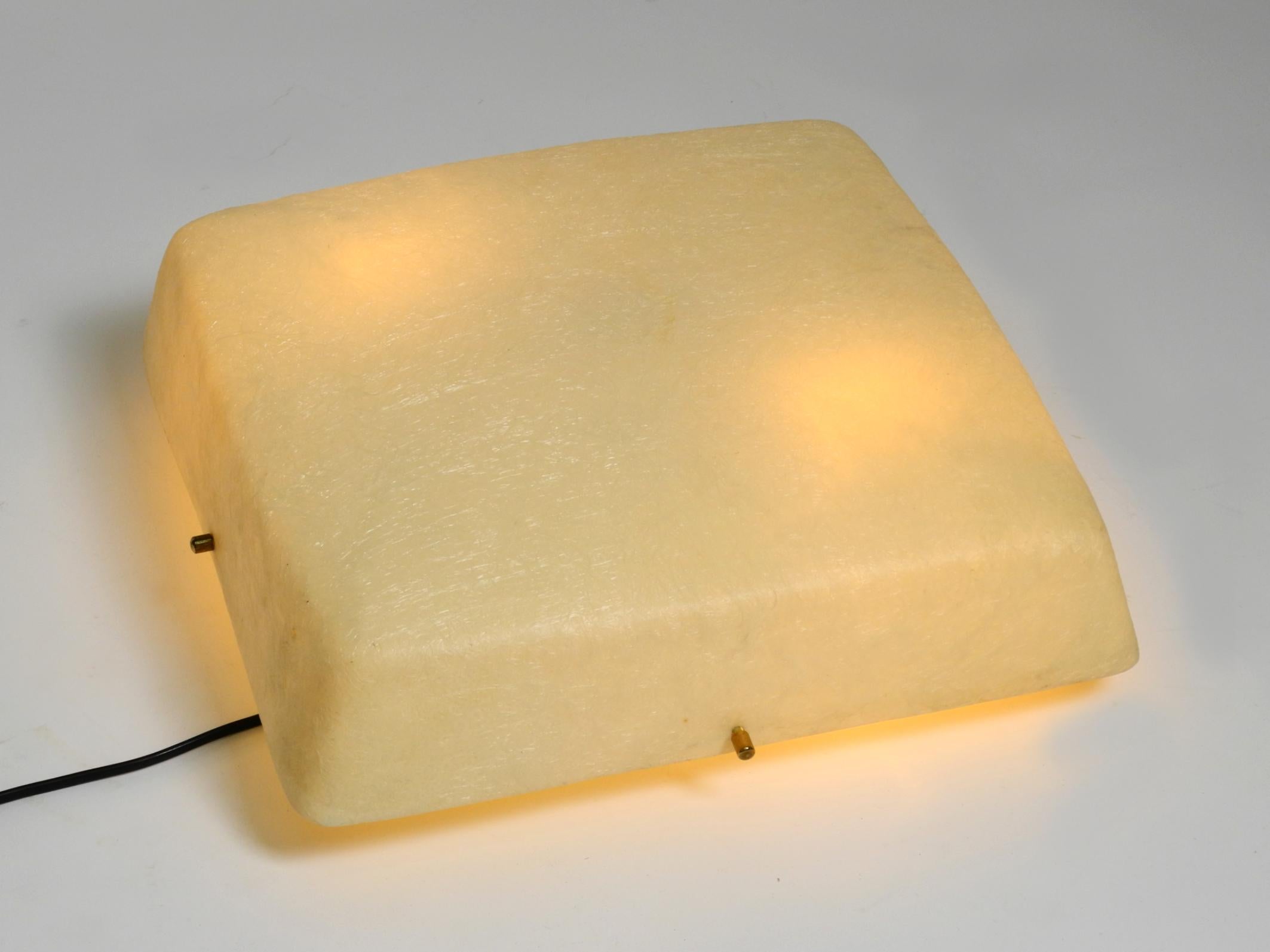 Metà XX secolo Bellissima lampada da soffitto o da parete in fibra di vetro quadrata del Mid Century Modern in vendita