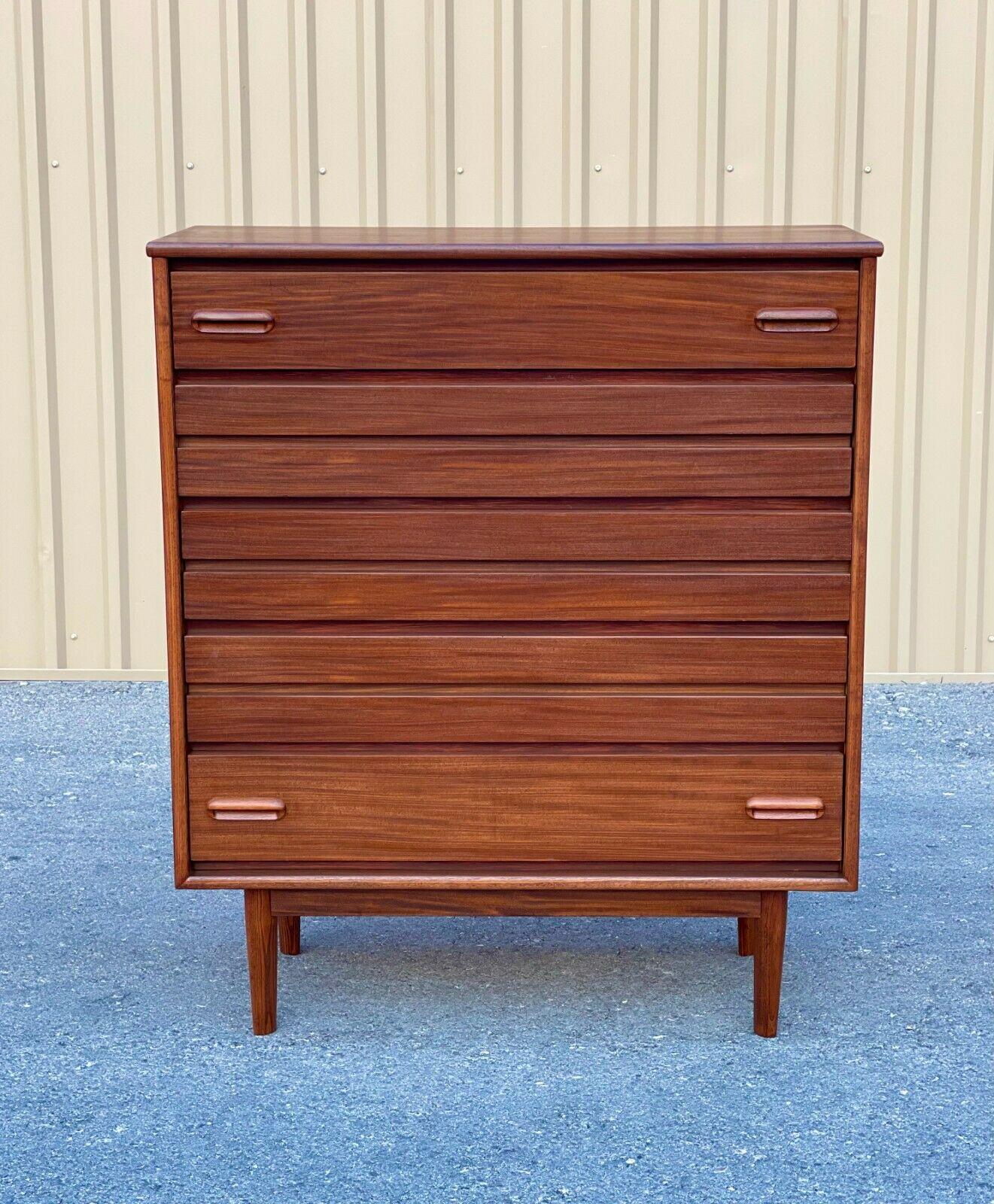 Beautiful Mid-Century Modern Stanley Furniture Mahogany high-boy dresser

Measures: 38” wide 18 ¼” deep 44 ¼” high


Lightly refinished. Some ware still present please see photos.