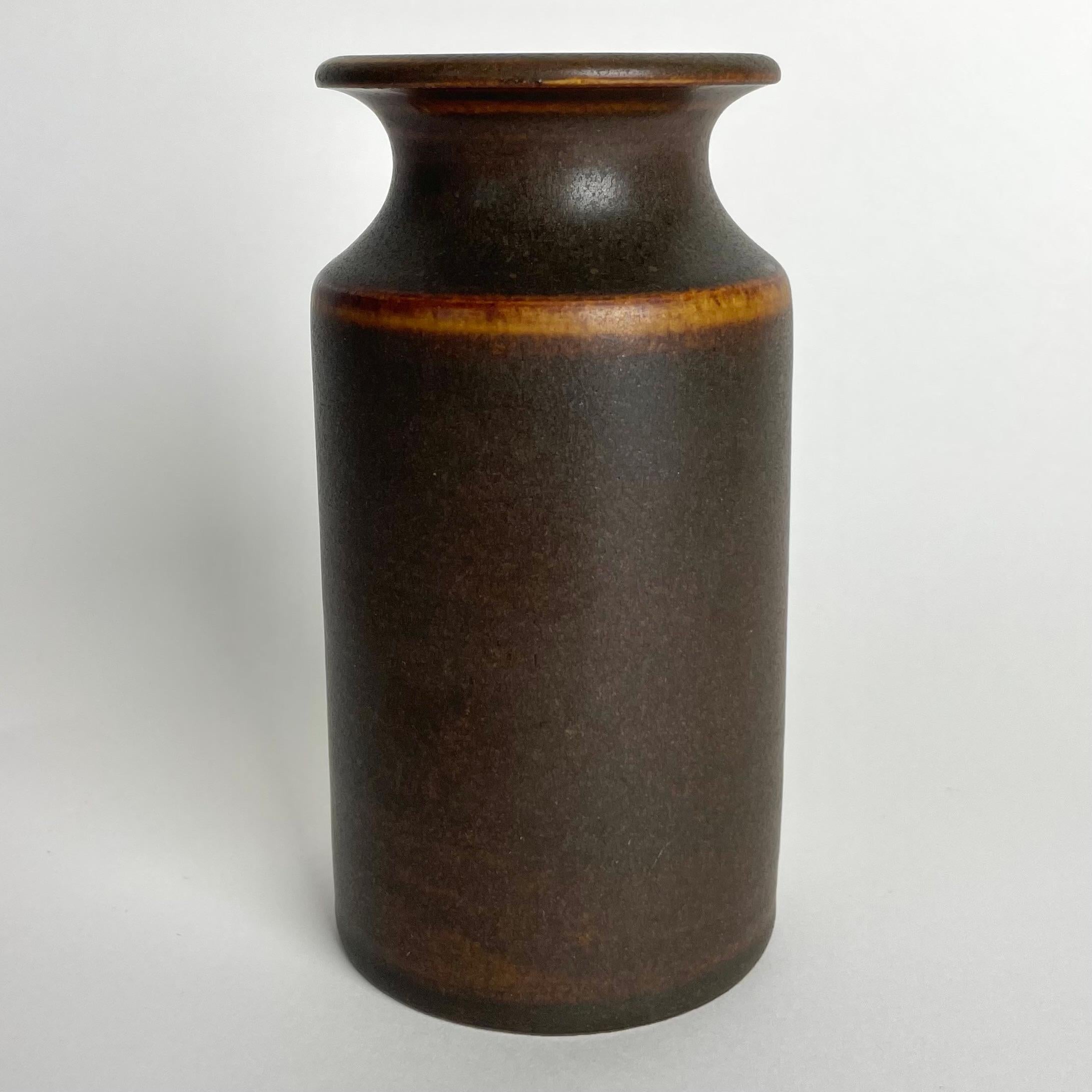 Bellissimo vaso in gres di metà secolo firmato da Erich (1898-1972) e Ingrid (1905-1982) Triller, Tobo Stengodsverkstad a Tobo, Uppland, Svezia.

Usura coerente con l'età e l'uso 